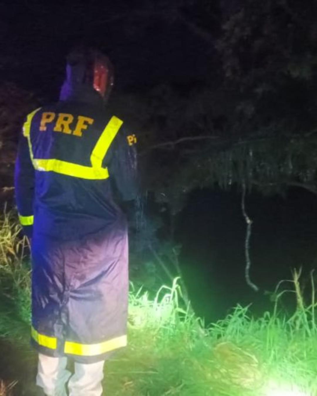 Caminhão cai em represa em Campina Grande do Sul; criança morre e pai segue desaparecido