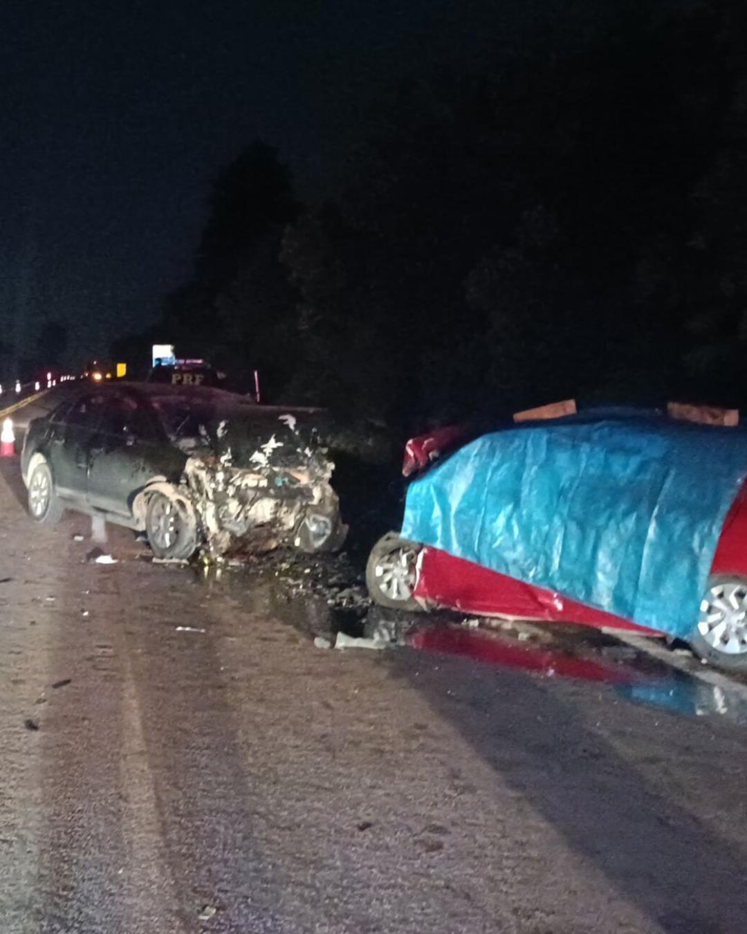 Colisão frontal na BR-116, em Mandirituba, deixa duas vítimas fatais