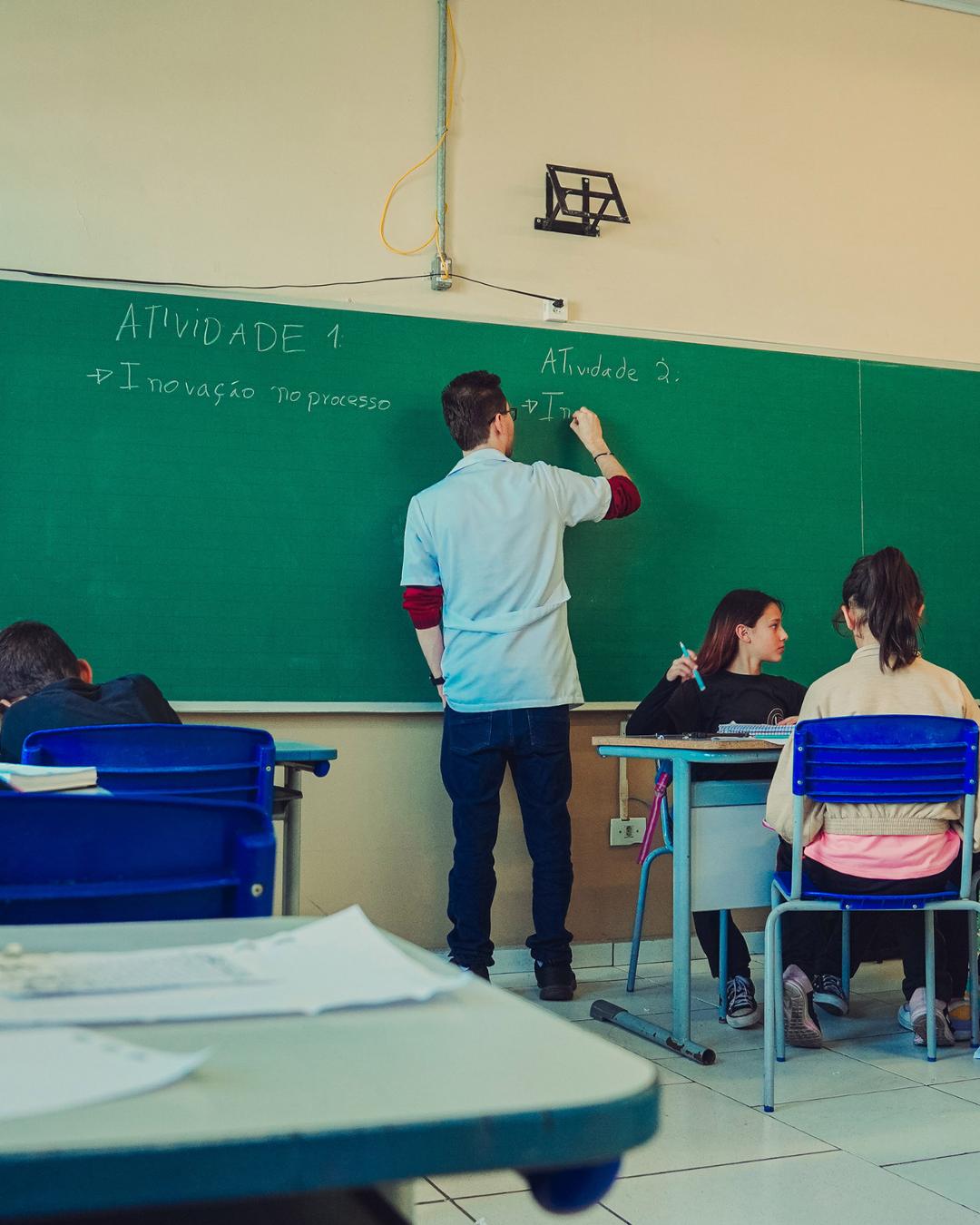 Colombo abre concurso público com 225 vagas para professores