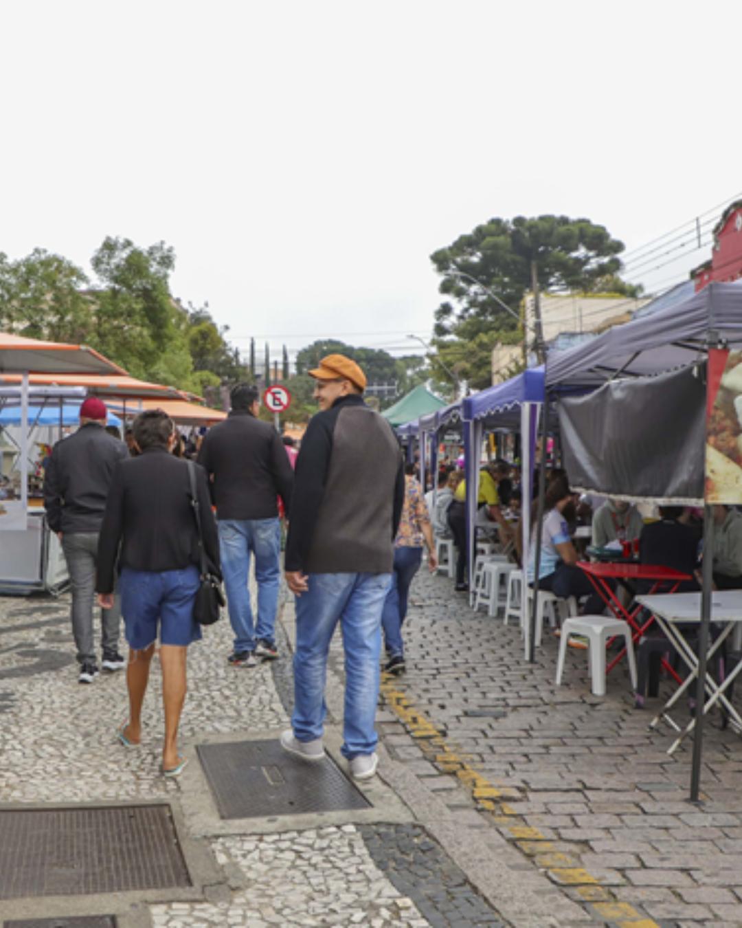 Curitiba oferece serviços itinerantes como feiras, consultas e coleta de resíduos nesta terça-feira