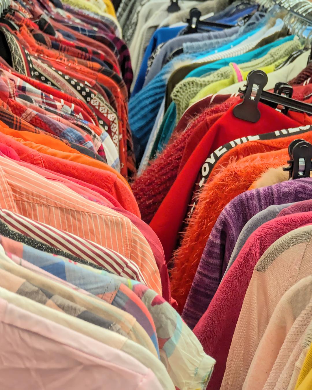 Evento em Curitiba combina brechó solidário e música para conscientização sobre autismo