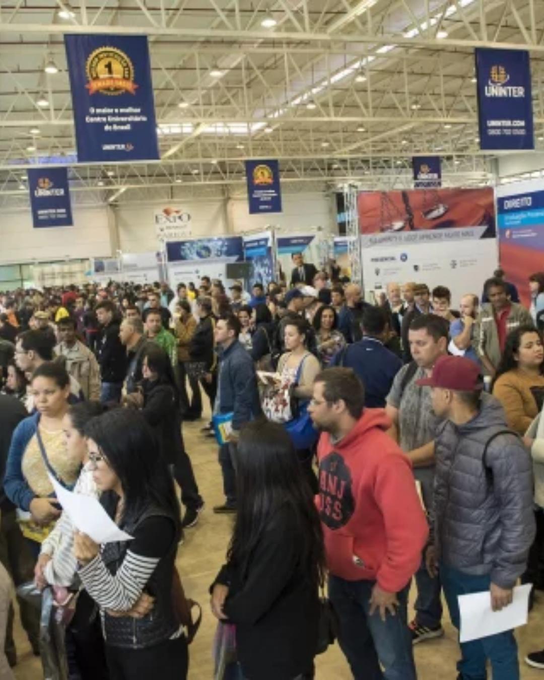 Feira de Empregabilidade do UniCuritiba conecta candidatos a empresas e oferece oficinas gratuitas