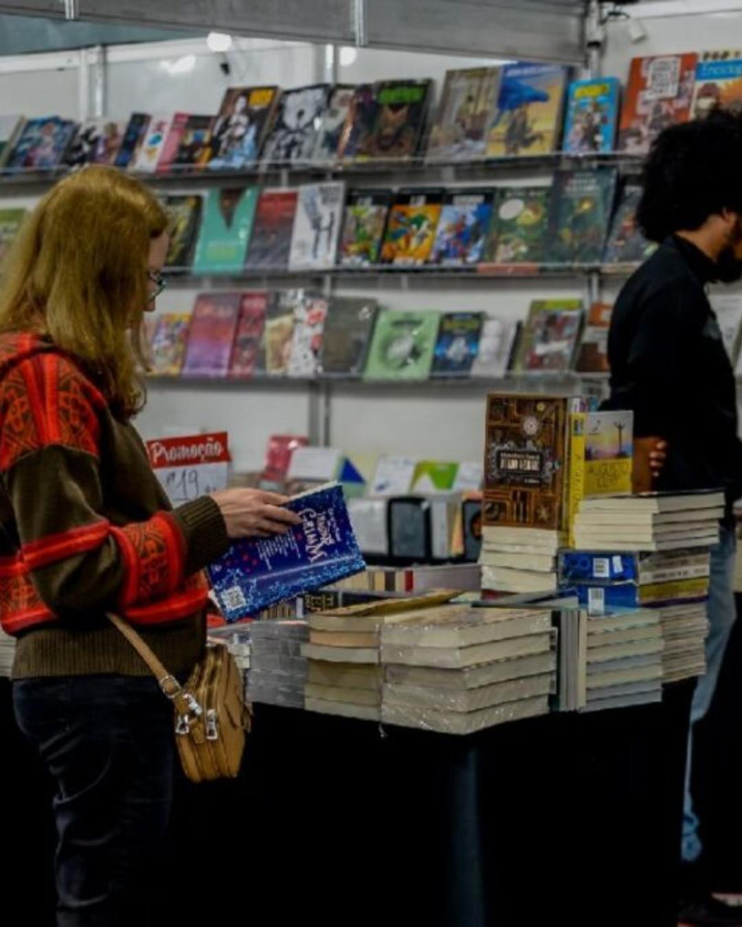 Feirão de Livros da UFPR tem títulos a partir de R$ 10 e descontos de até 50% em Curitiba