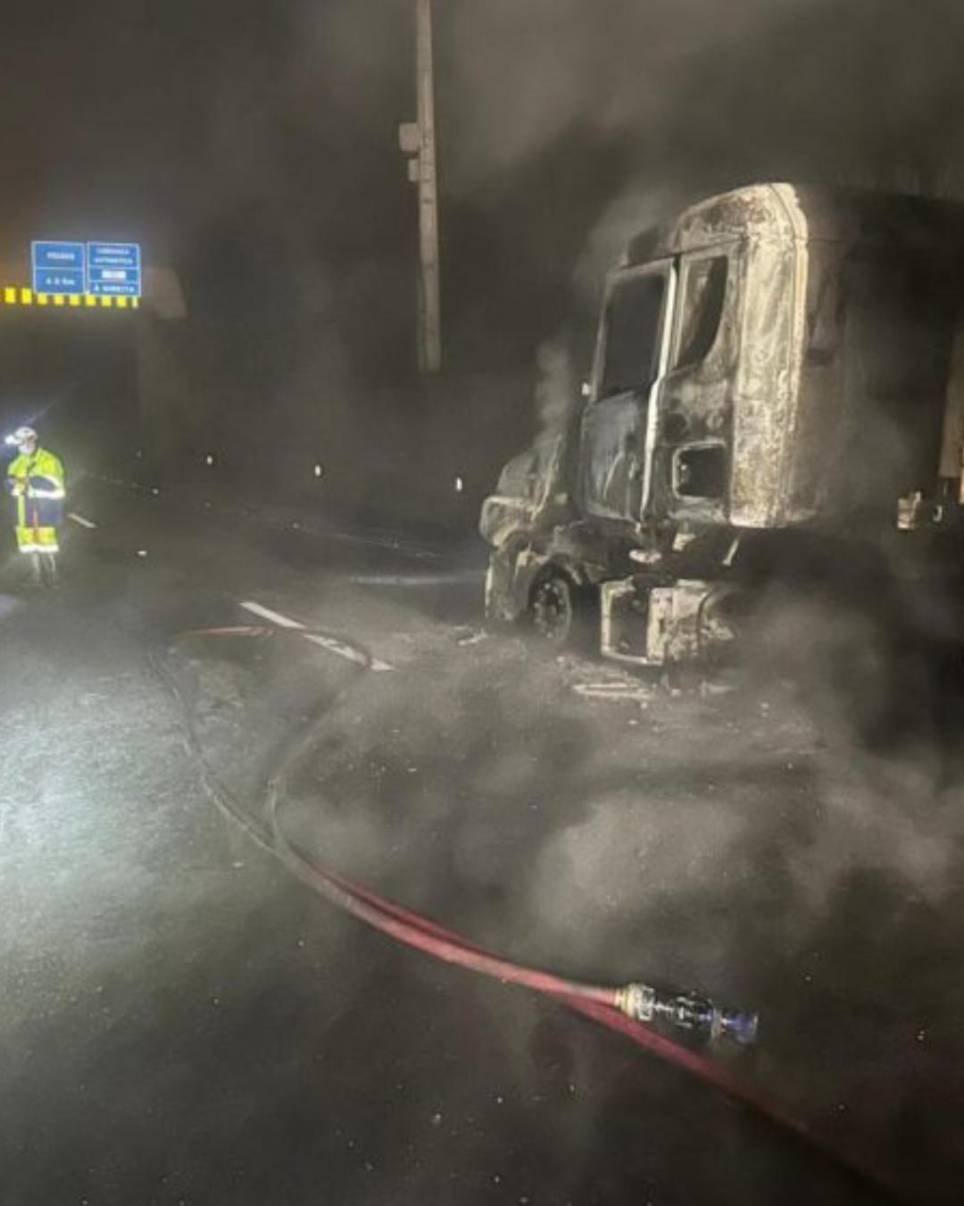 Incêndio em caminhão causa lentidão e congestionamento na BR-277 entre Curitiba e Ponta Grossa