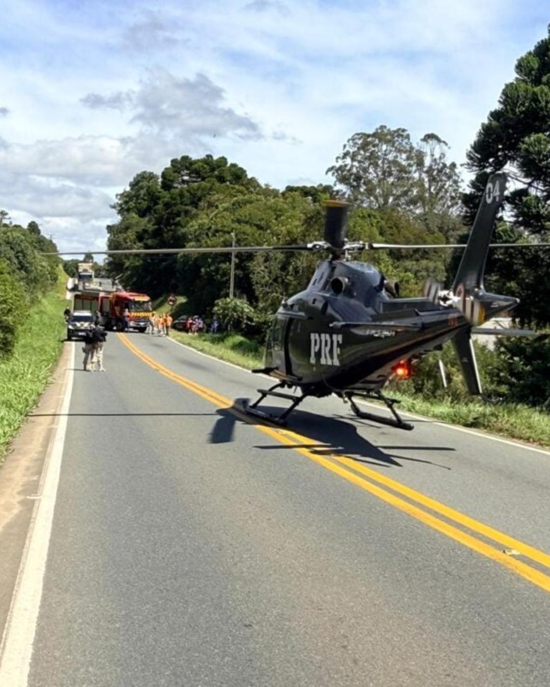Mulher ejetada em capotamento na Estrada da Ribeira é resgatada por helicóptero