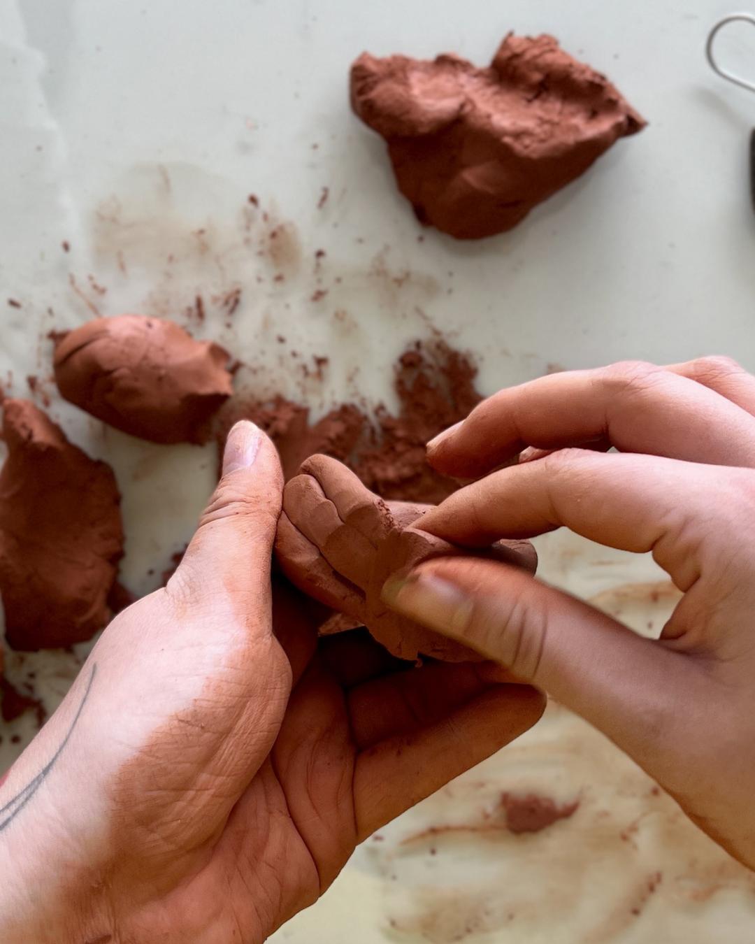Museu Oscar Niemeyer promove oficinas de modelagem em argila inspiradas em exposição sobre a Ásia