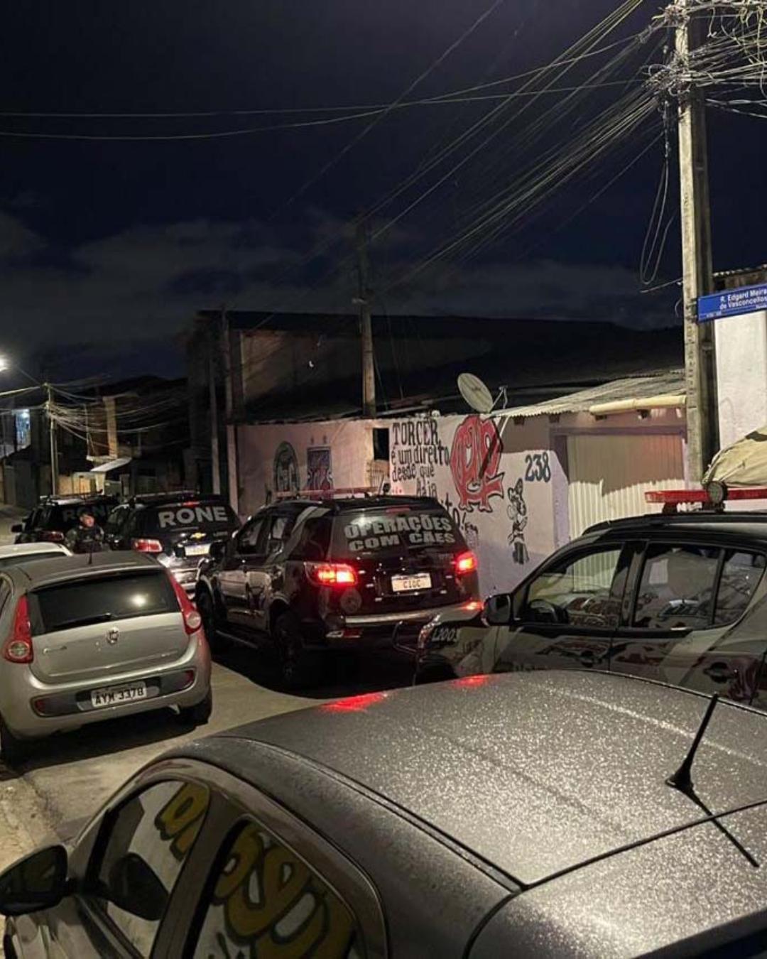 Polícia deflagra operação contra grupo criminoso no Parolin, em Curitiba, com ações em SC e AL