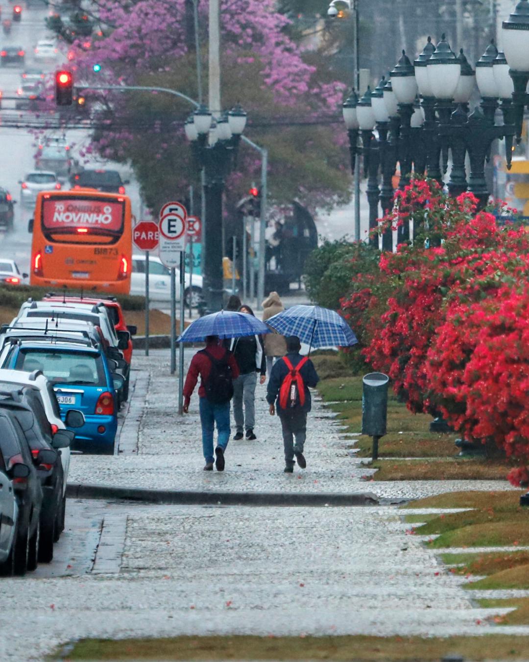 Alerta de temporais com granizo e rajadas de vento em várias regiões do Paraná, incluindo Curitiba