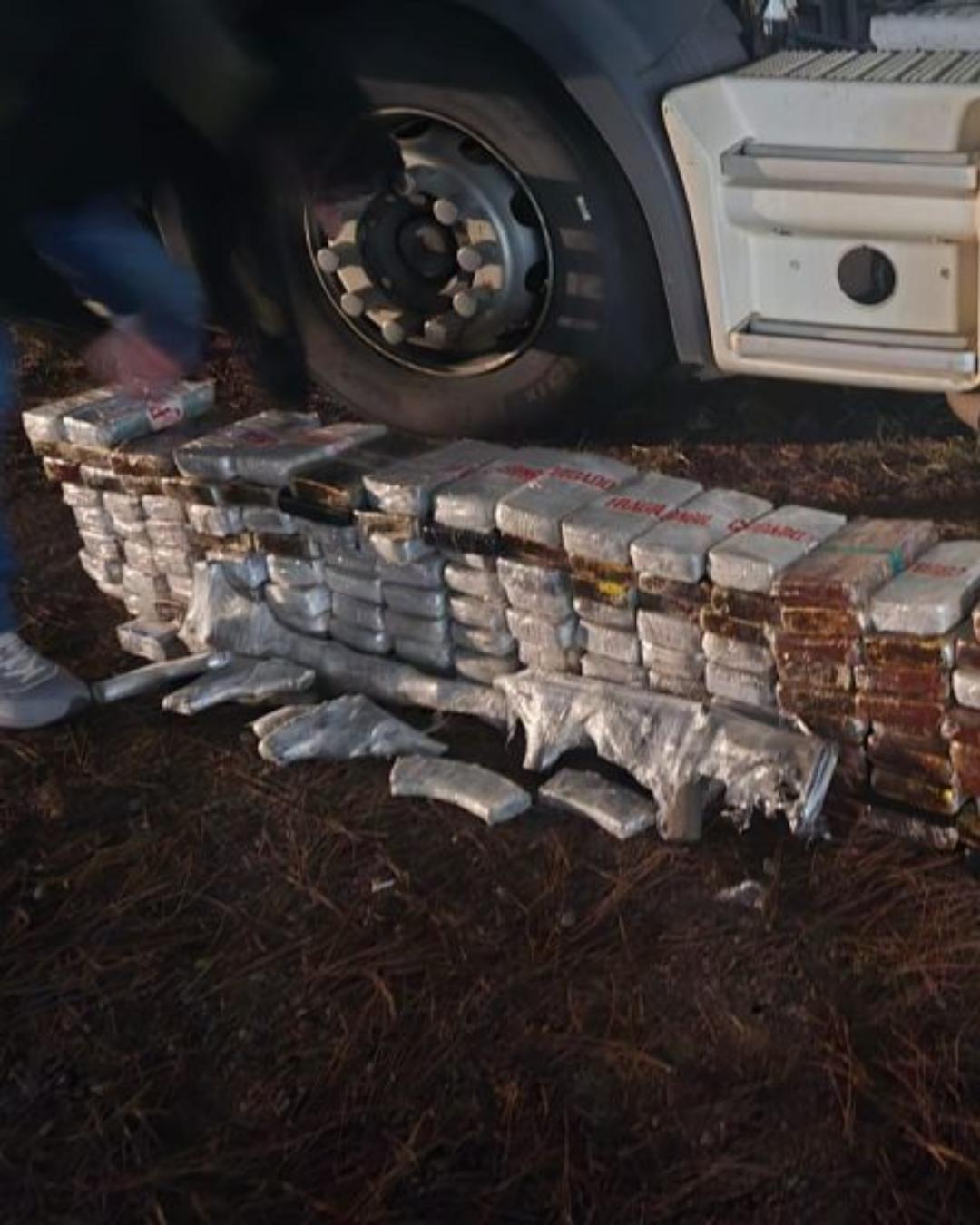 Caminhoneiro é preso na BR-277 com 180 kg de cocaína e armamento pesado