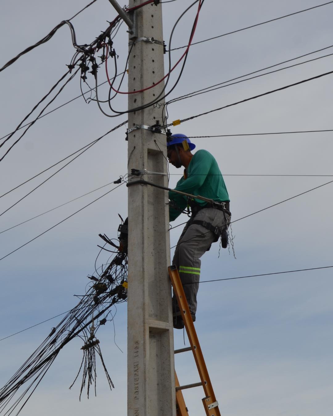Copel realiza mutirão de “limpa” em cabos irregulares nos postes de Campina Grande do Sul