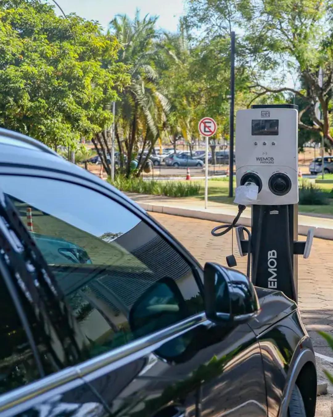 Curitiba é destaque nas vendas de carros elétricos, ocupando o 5º lugar em abril no Brasil