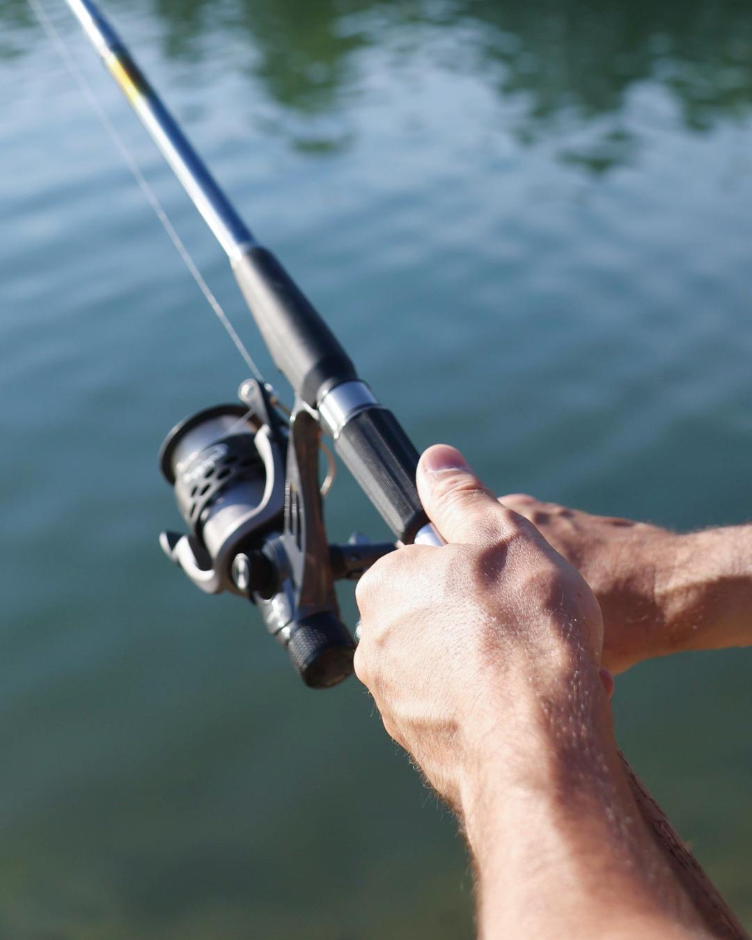 Homem morre eletrocutado ao esbarrar vara de pesca em fio elétrico em pesque-pague de Bocaiúva do Sul