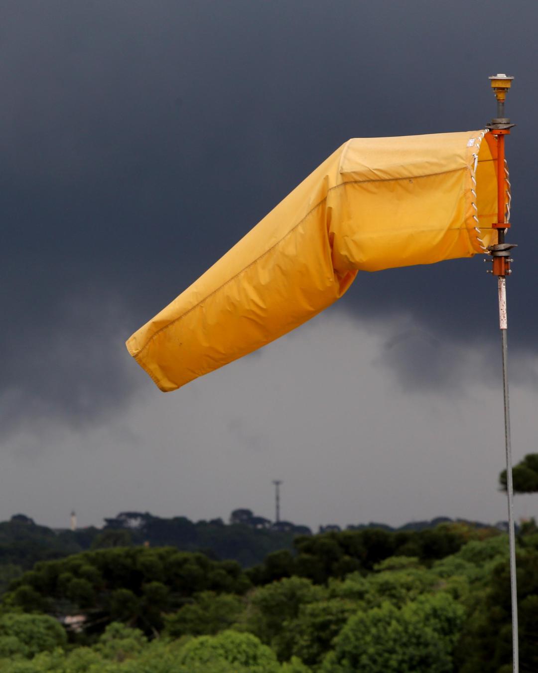 Inmet emite alerta de tempestade para cerca de 70 cidades do Paraná