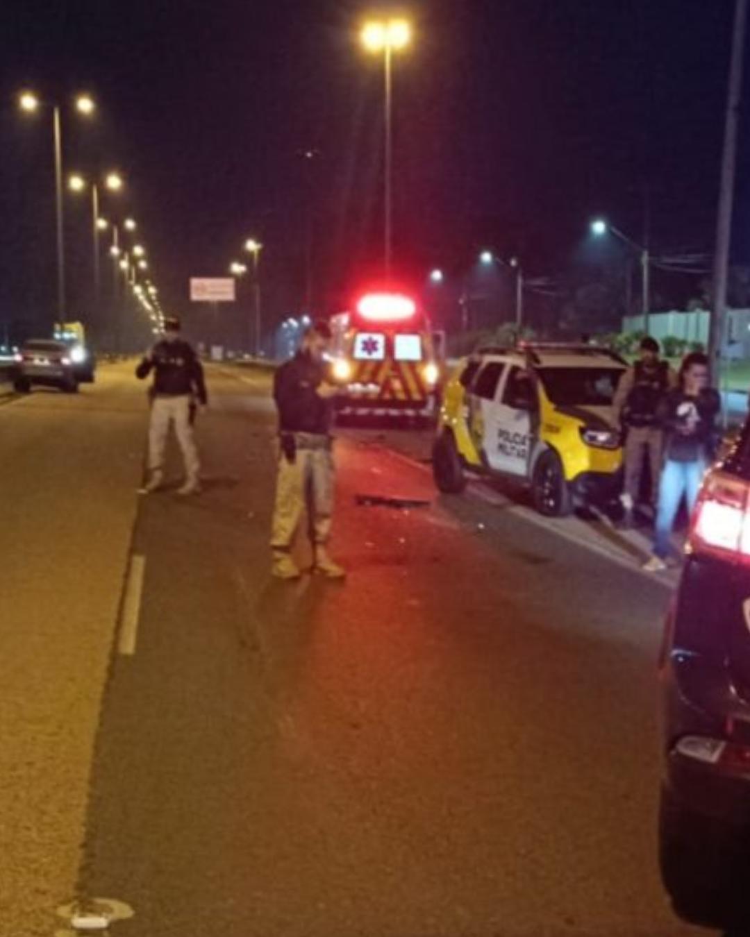 Motorista embriagado atinge viatura da PM e fere policial na BR-116 em Fazenda Rio Grande