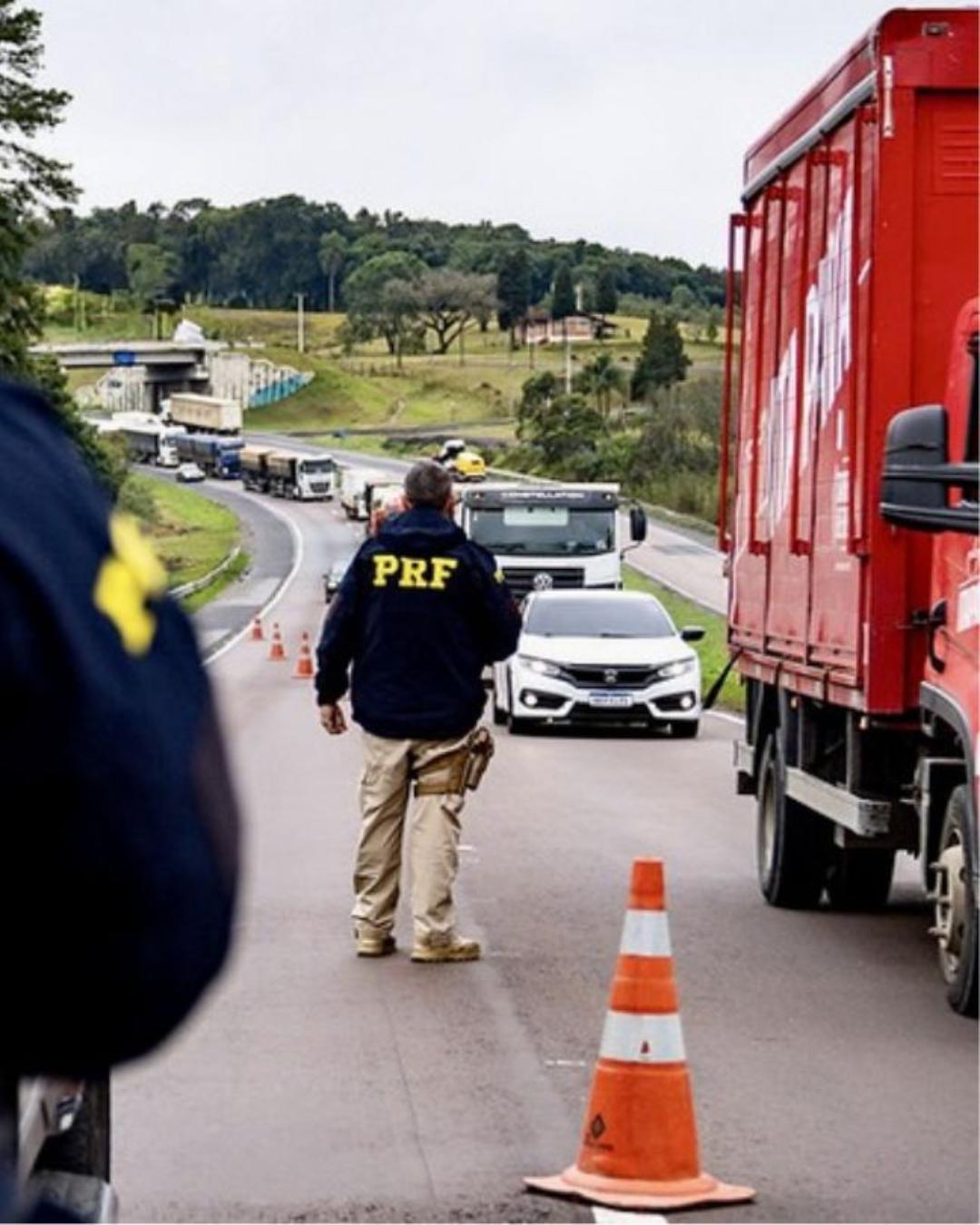 PRF anuncia restrição para caminhões e reforça fiscalização nas rodovias do Paraná no feriado