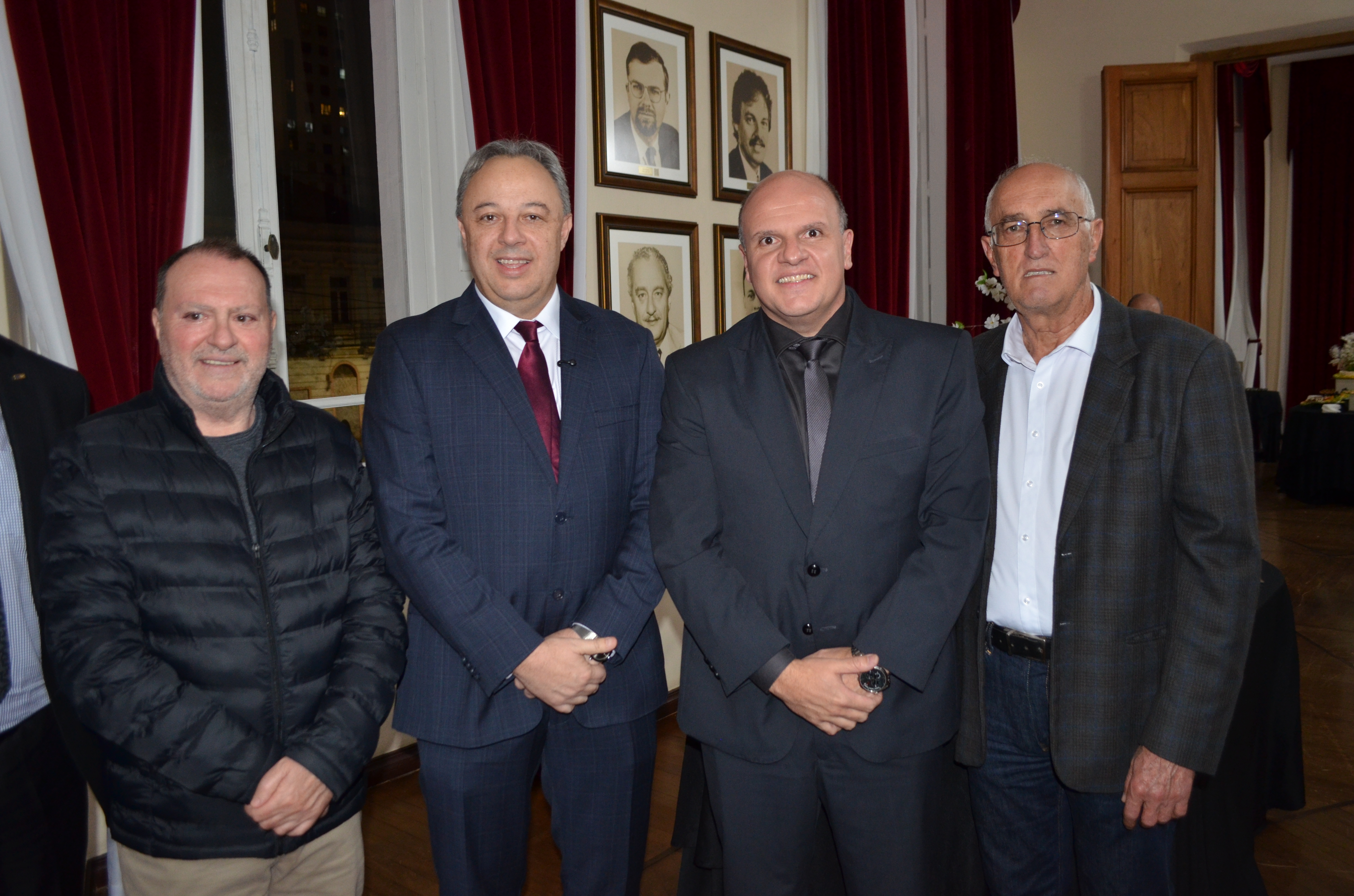 Bihl Zanetti recebe Cidadania Honorária de Curitiba em sessão solene na Câmara Municipal