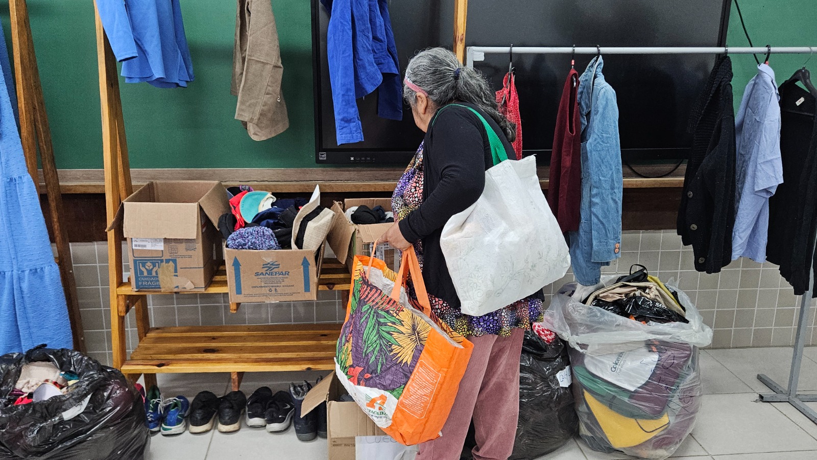 Roupas e calçados foram disponibilizados gratuitamente à população por meio do bazar solidário
