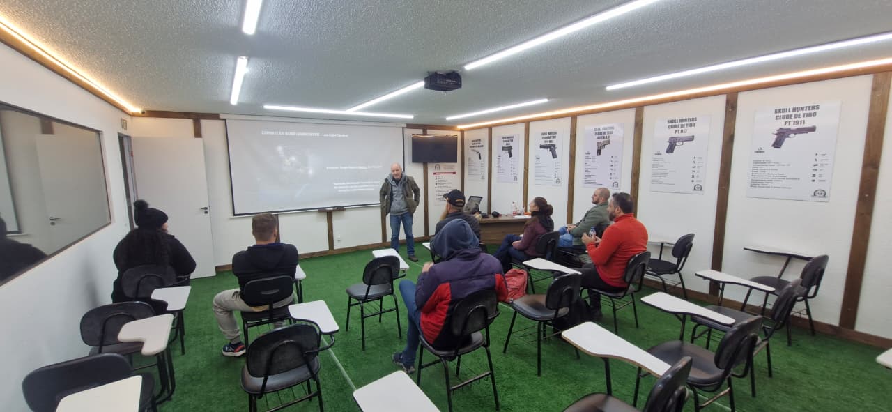 Antes da prática, os alunos participam de aulas teóricas sobre segurança, manuseio, legislação e fundamentos do tiro esportivo, etapa considerada essencial na formação dos novos praticantes