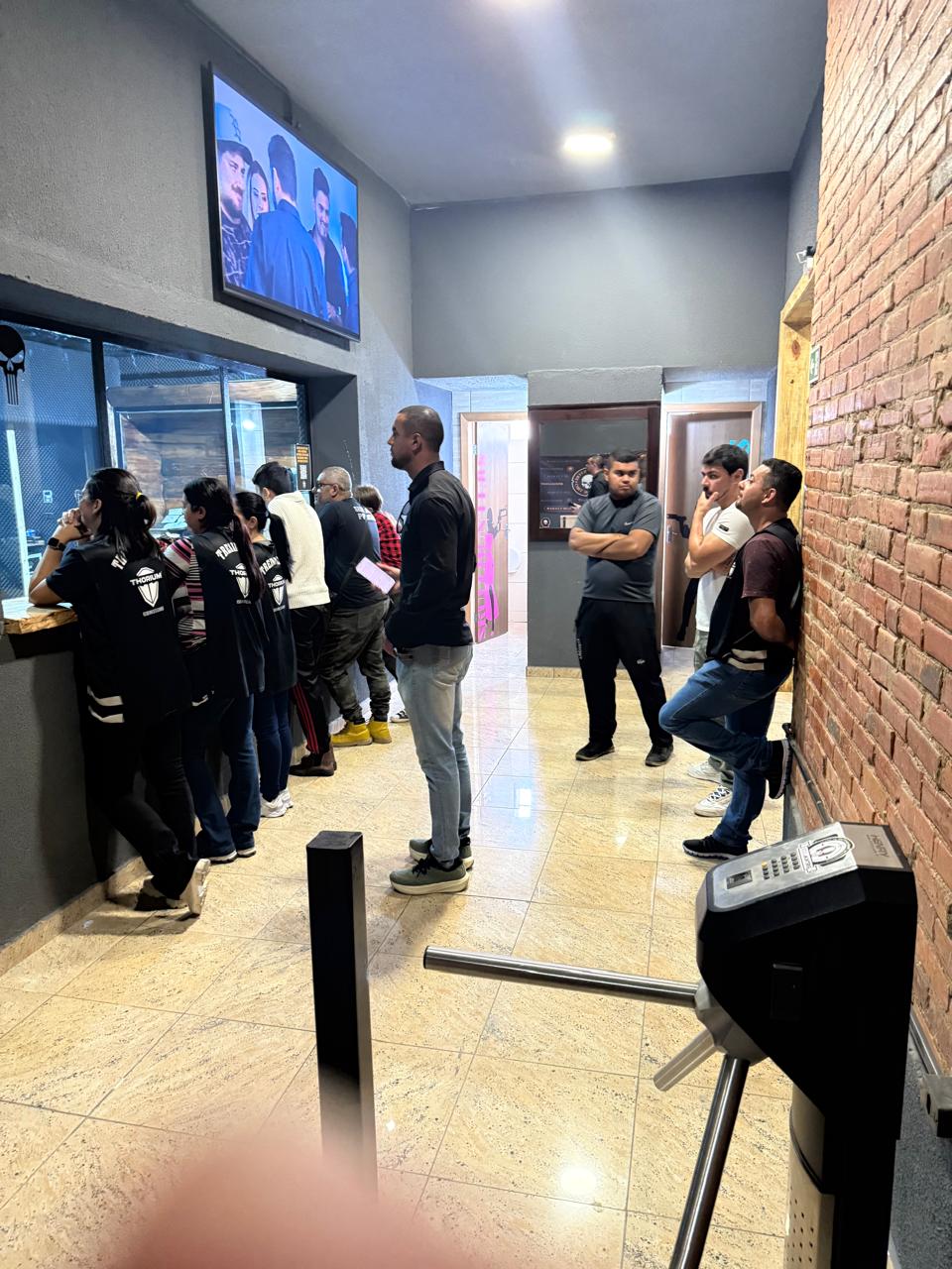 Na sala privativa, clientes acompanham a prática dos atiradores em um ambiente controlado, que também faz parte da experiência oferecida pelo Skull Hunters