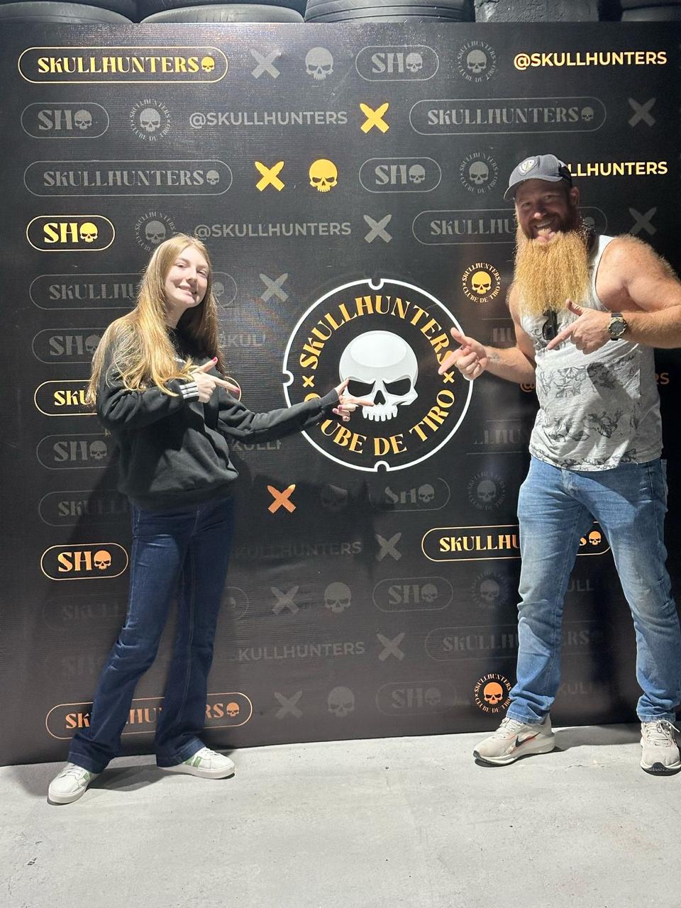O Skull Hunters também é uma história de família. O proprietário Juliano Marques aparece ao lado da filha Bianca Marques, reforçando o vínculo familiar com o projeto