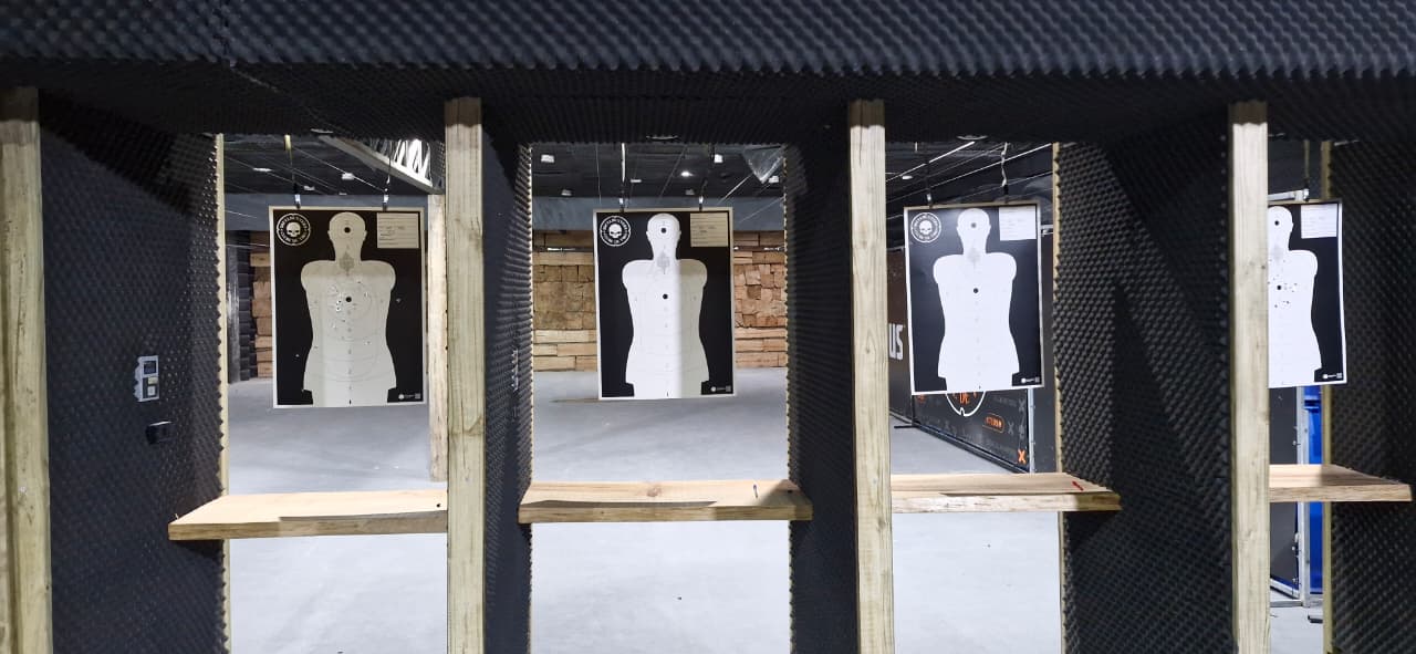 Os estandes do Skull Hunters foram projetados para oferecer segurança, conforto e treinamento técnico, atendendo desde iniciantes até praticantes experientes do tiro esportivo