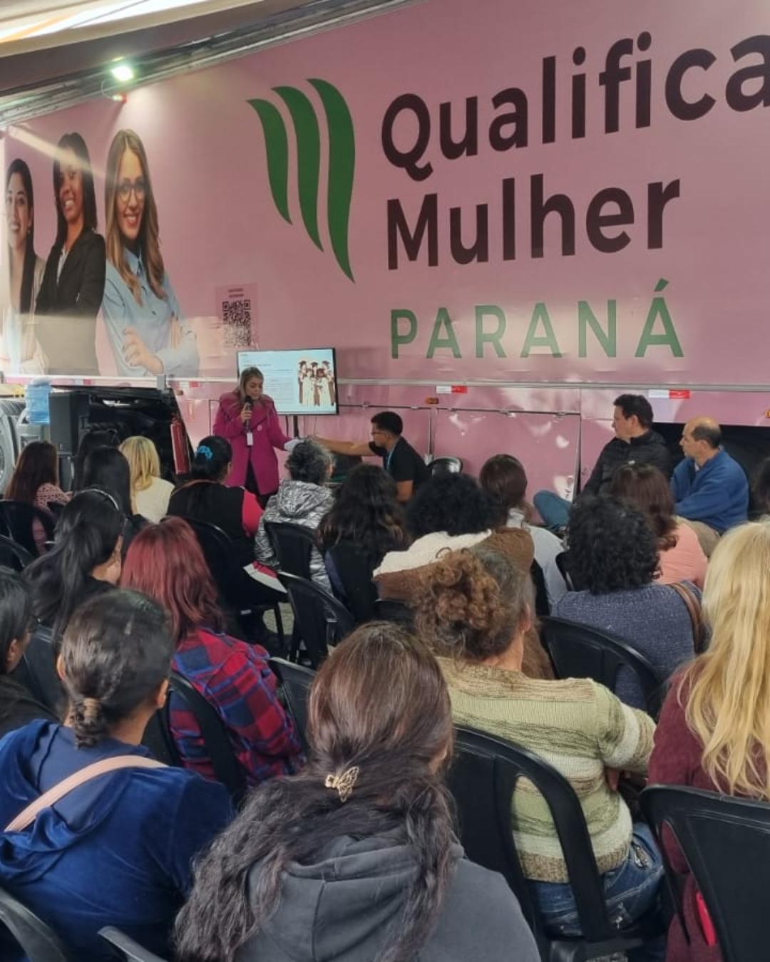 Carreta de qualificação profissional chega a Campina Grande do Sul com cursos gratuitos para mulheres