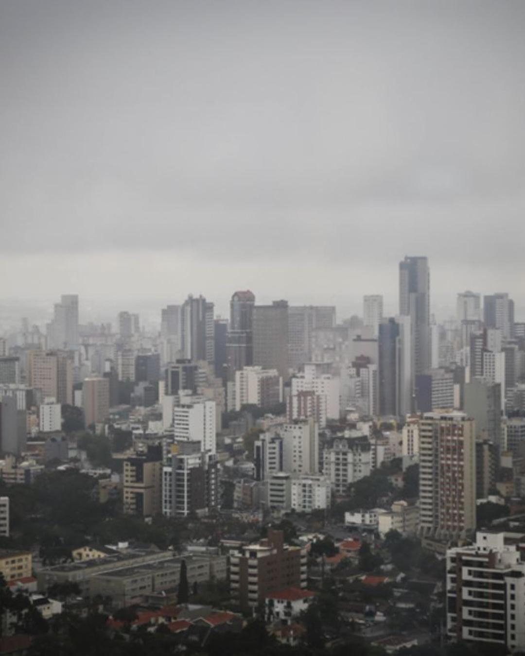 Chuva intensa persiste no Paraná, com alerta de temporais e queda nas temperaturas