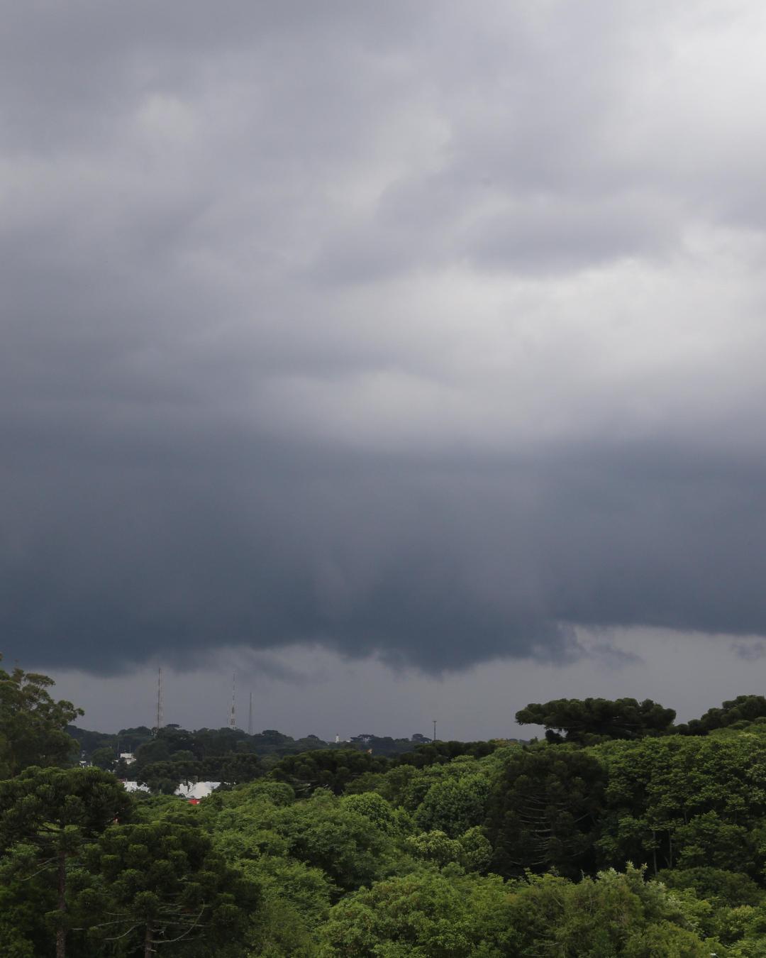 Chuva retorna ao Paraná e Inmet emite alerta de temporais para 203 municípios