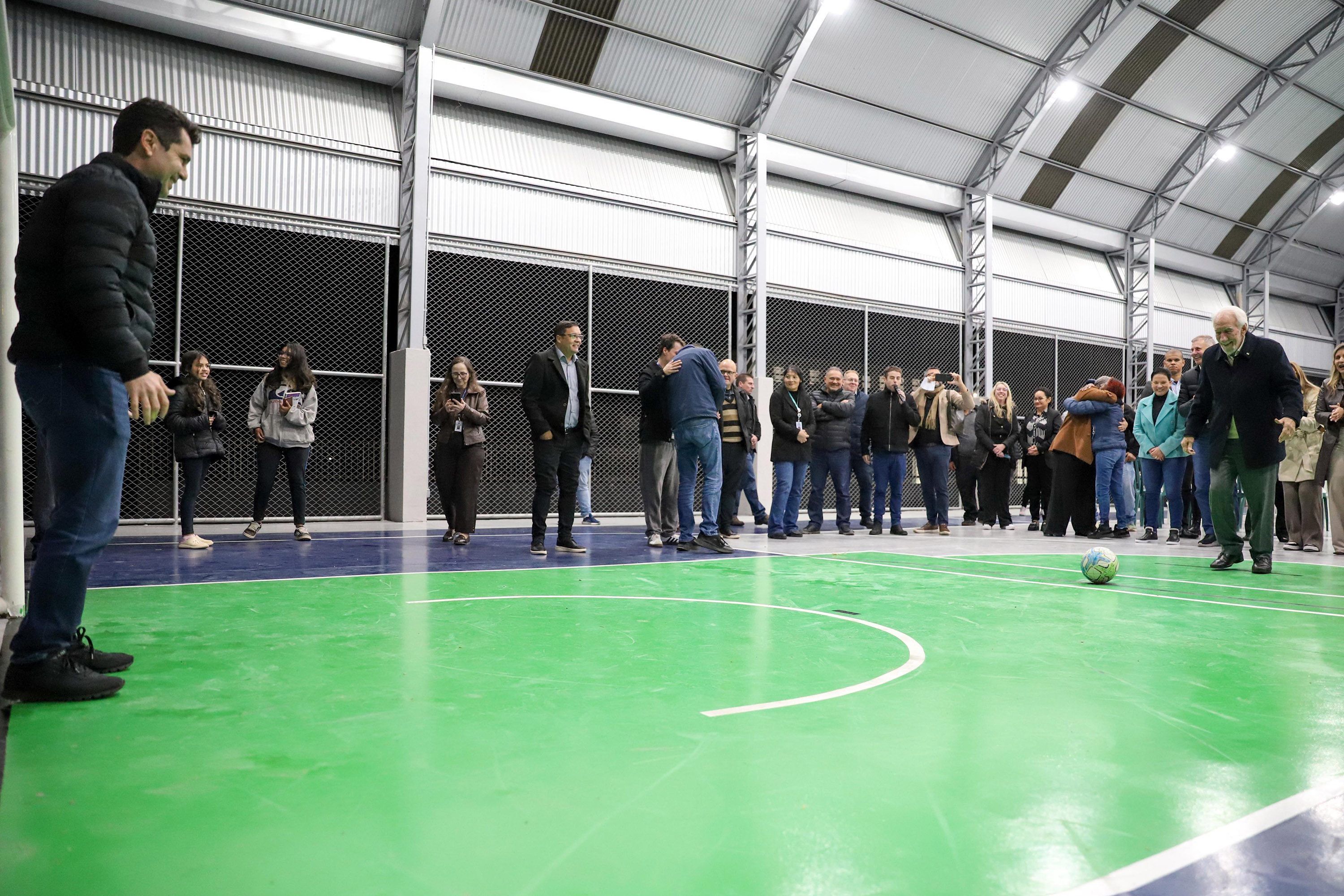 Colégio em Pinhais recebe reforma e quadra poliesportiva após anos de espera