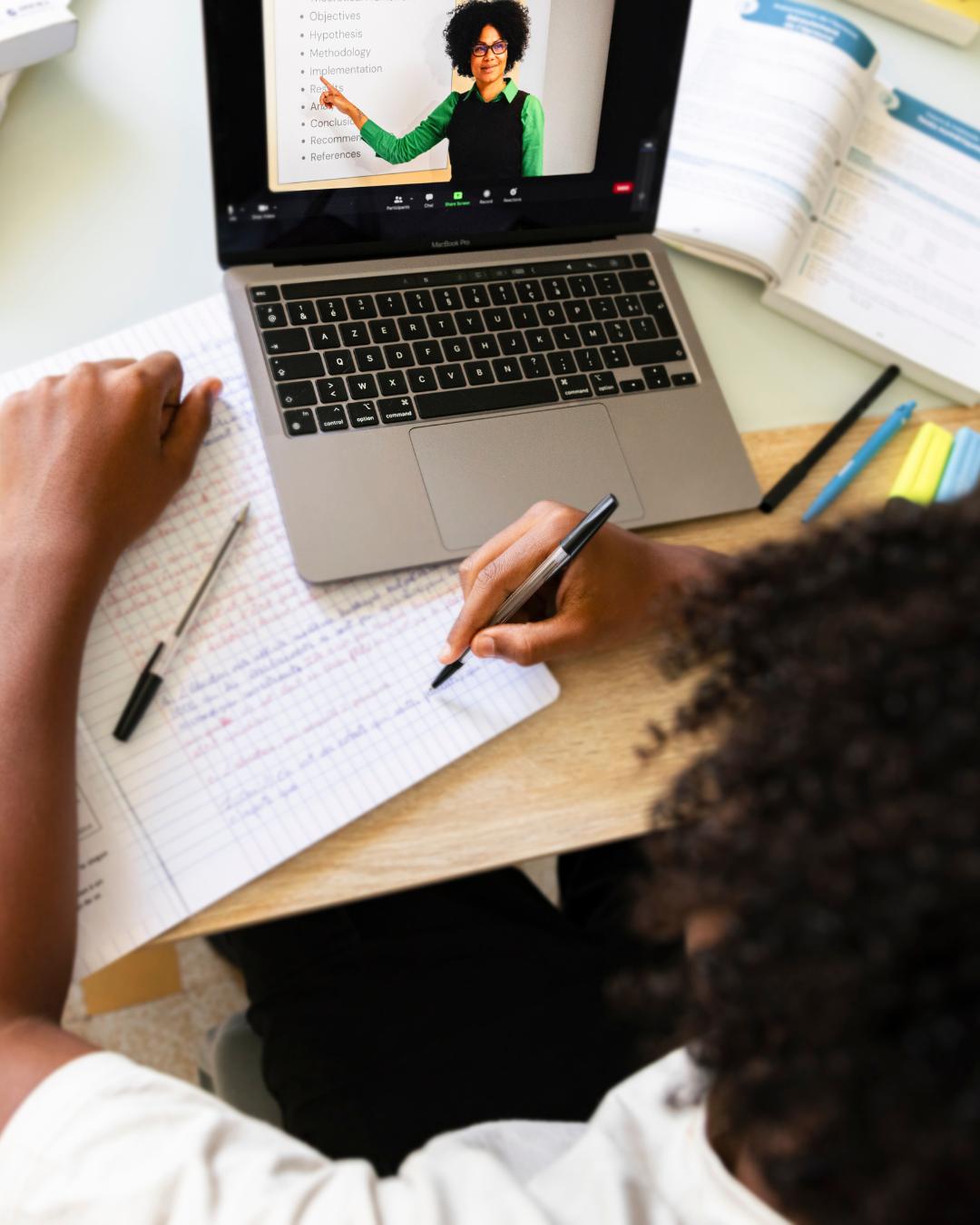 MEC lança plataforma gratuita MEC Idiomas para estudo de inglês e espanhol com certificação