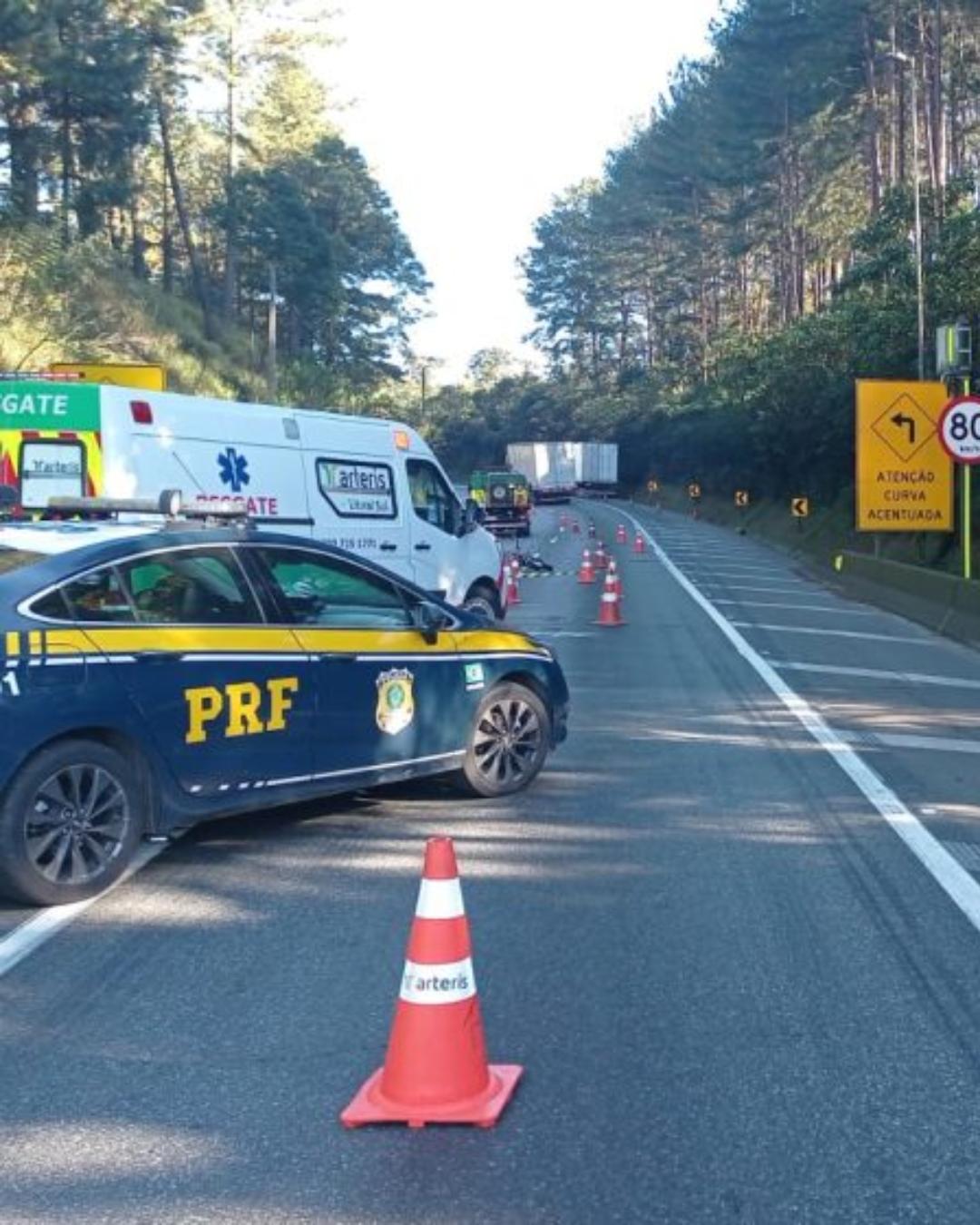 Motociclista morre após colisão e atropelamento na BR-376, em Tijucas do Sul