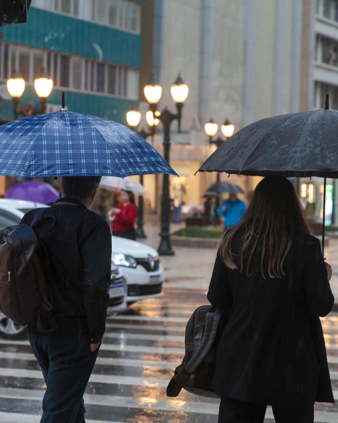 Paraná terá semana de chuva, queda nas temperaturas e alerta para temporais