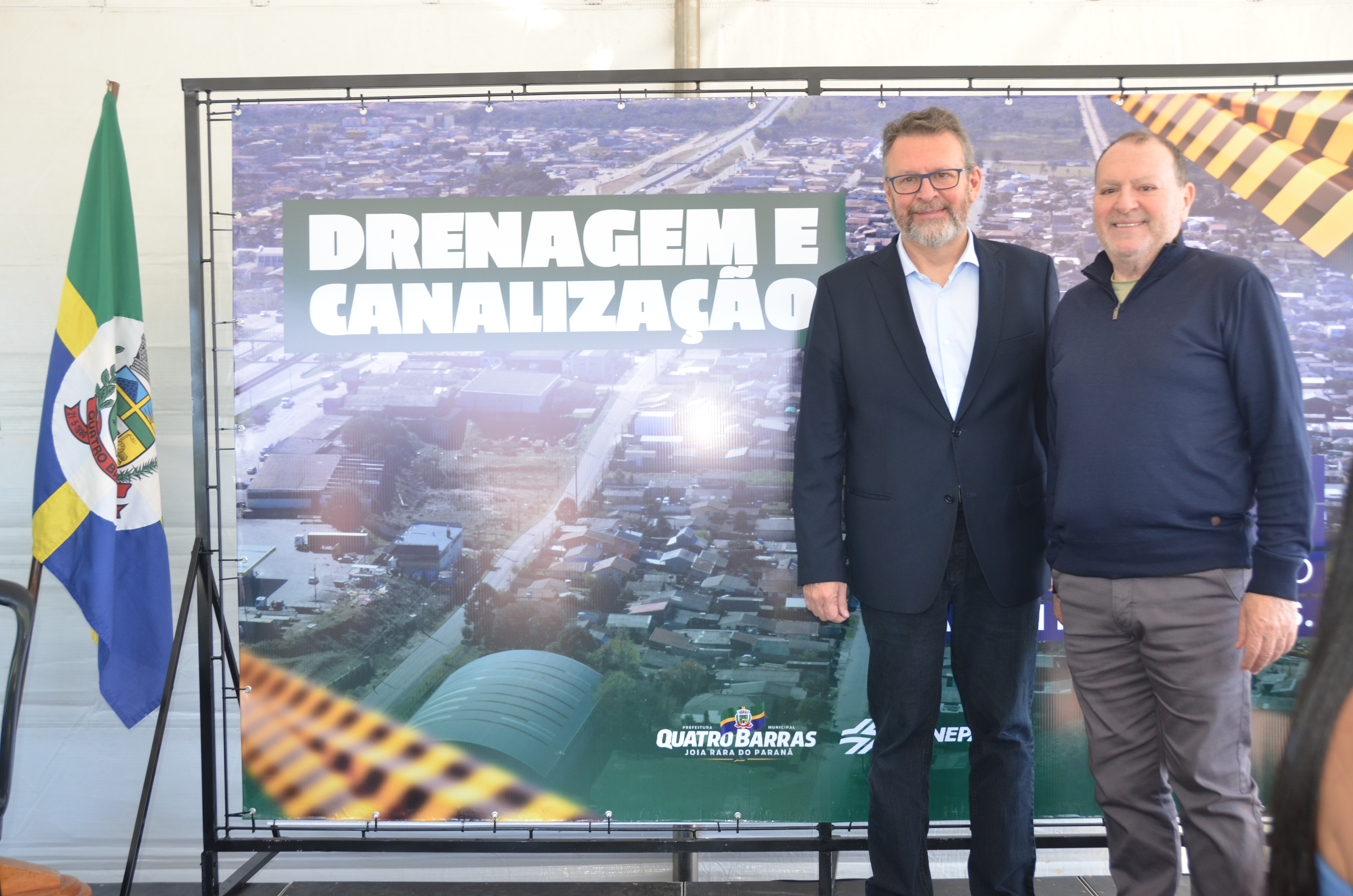 O prefeito Loreno Tolardo e o diretor-presidente da Sanepar, Wilson Bley, após a formalização da parceria que garantiu recursos para a obra