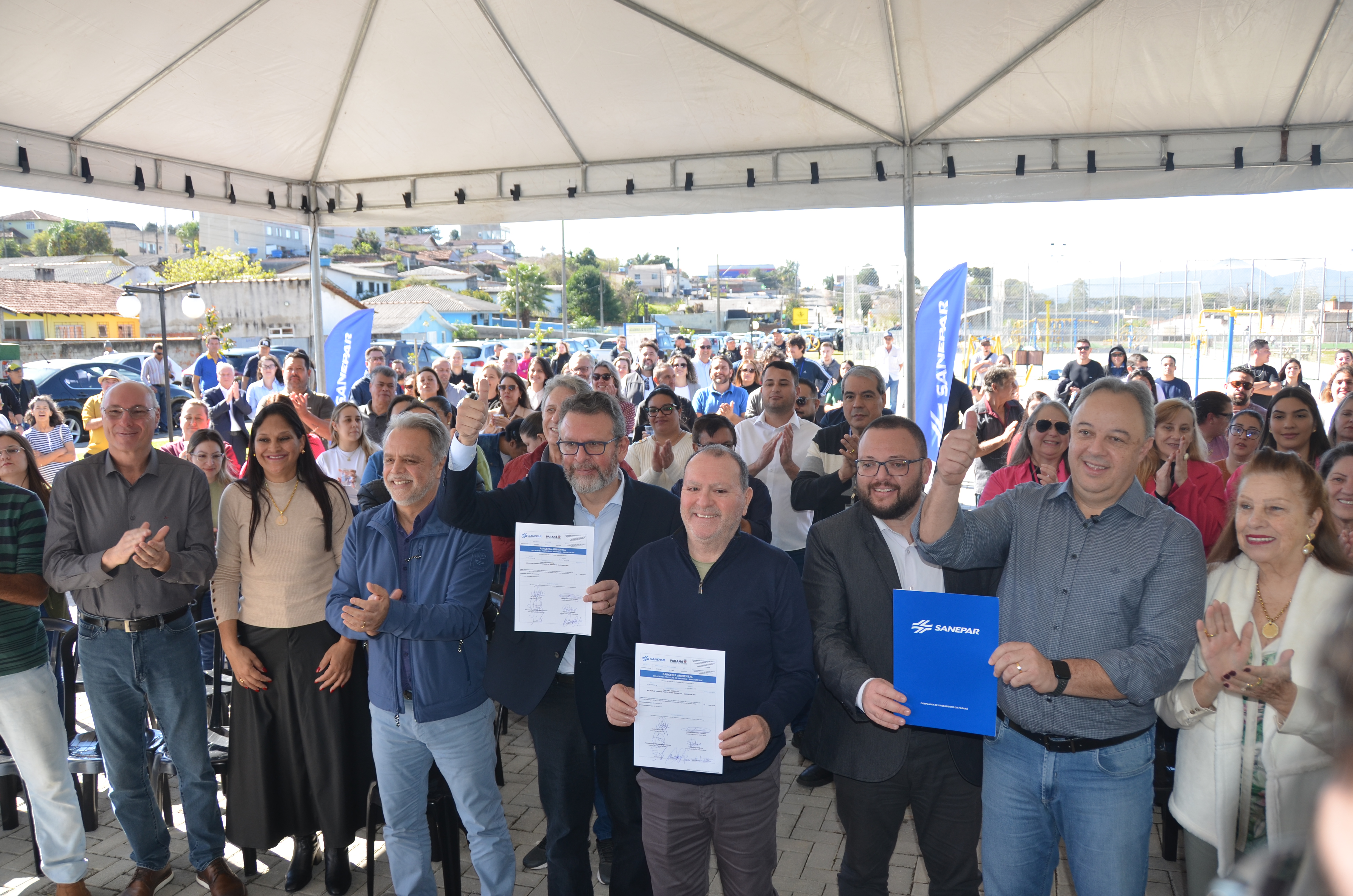 Representantes da Prefeitura, da Sanepar e demais autoridades posam para a foto oficial após a assinatura do termo de cooperação