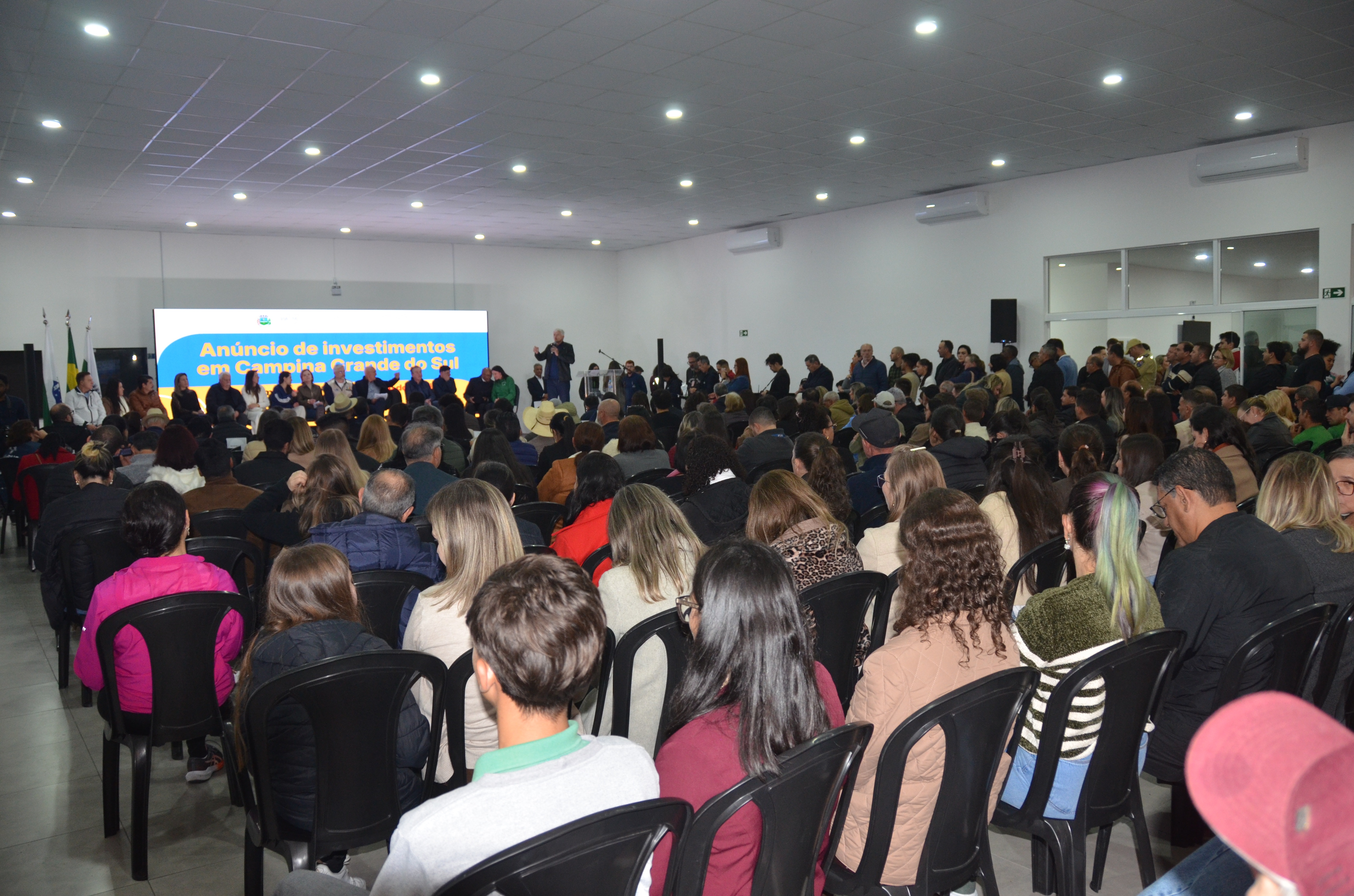 O Centro de Convivência da Pessoa Idosa Olavo Ceccon recebeu um grande público, que acompanhou de perto os anúncios e a oficialização dos novos investimentos