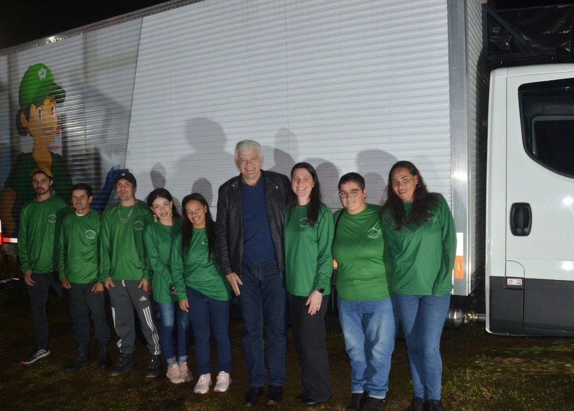 Investimentos garantiram ao município um novo caminhão basculante e equipamentos para fortalecer a coleta seletiva. Na imagem, integrantes da associação de recicladores local