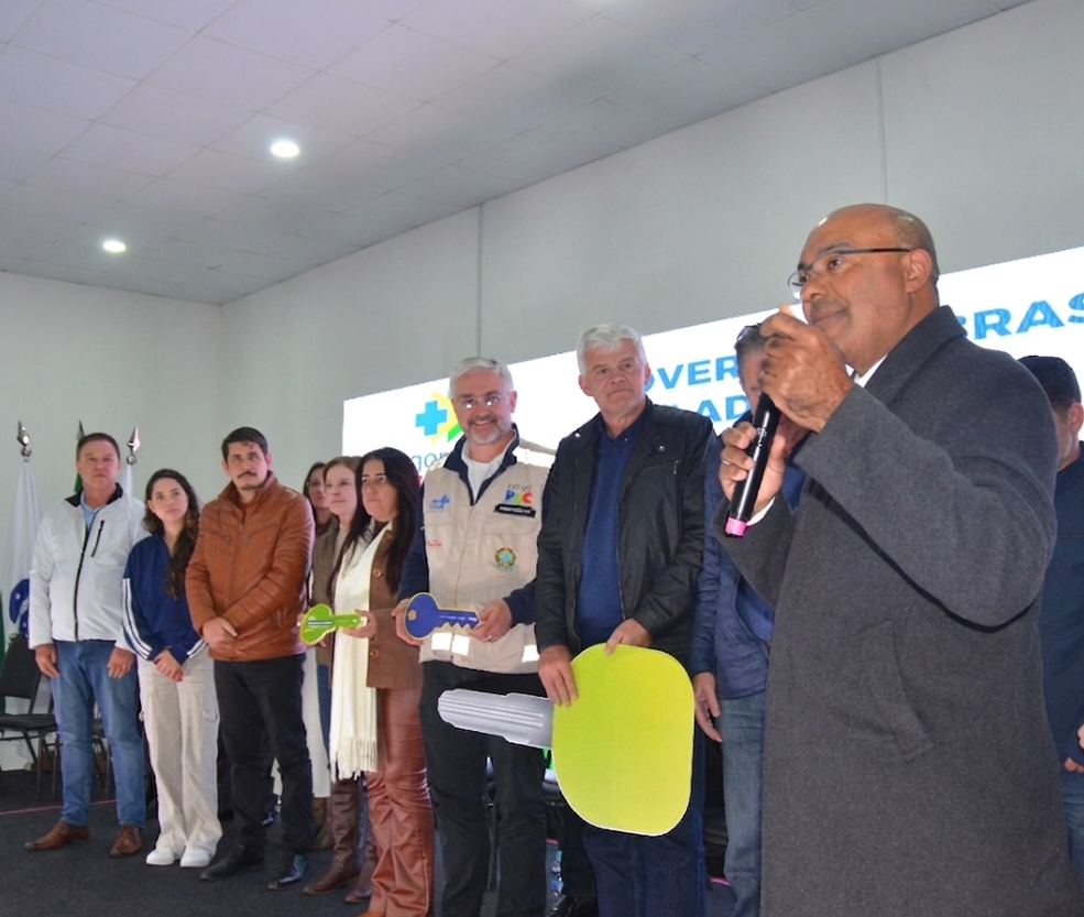 O padre Messias conduziu um momento de oração e abençoou as chaves simbólicas dos veículos destinados aos municípios paranaenses, entre eles Campina Grande do Sul