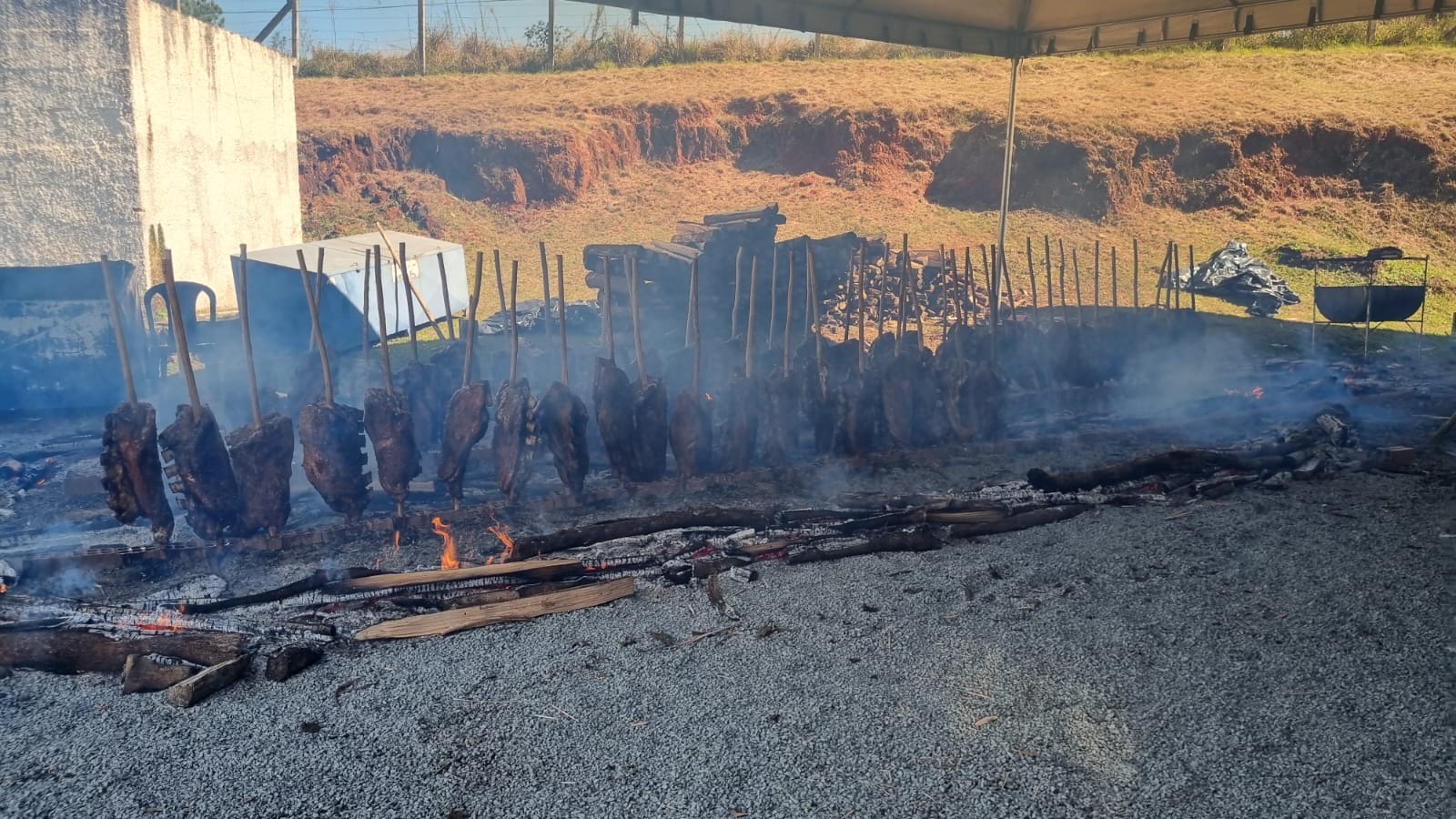 Aproximadamente uma tonelada de costela fogo de chão foi preparada pelo Grupo Cavalgada Santo Antônio