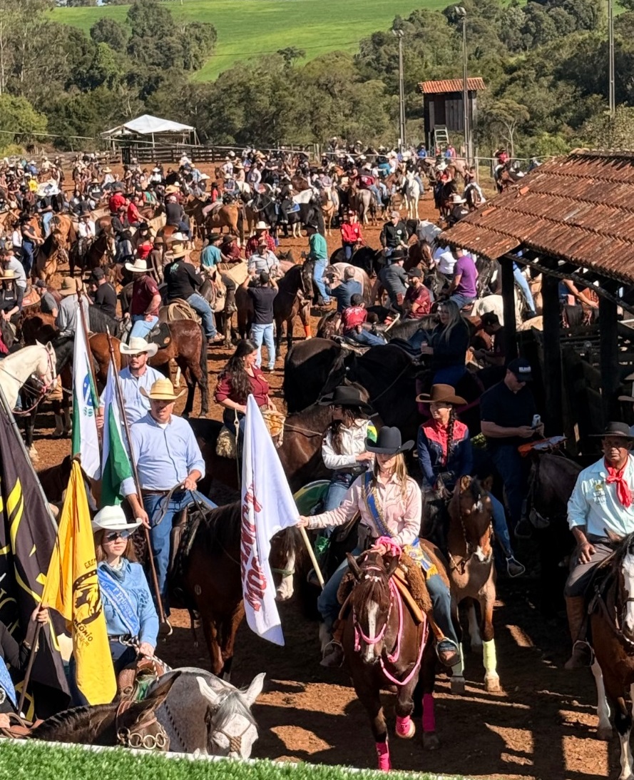 Centenas de cavaleiros e amazonas marcaram presença na Cavalgada da Integração, um dos principais encontros tradicionalistas da região