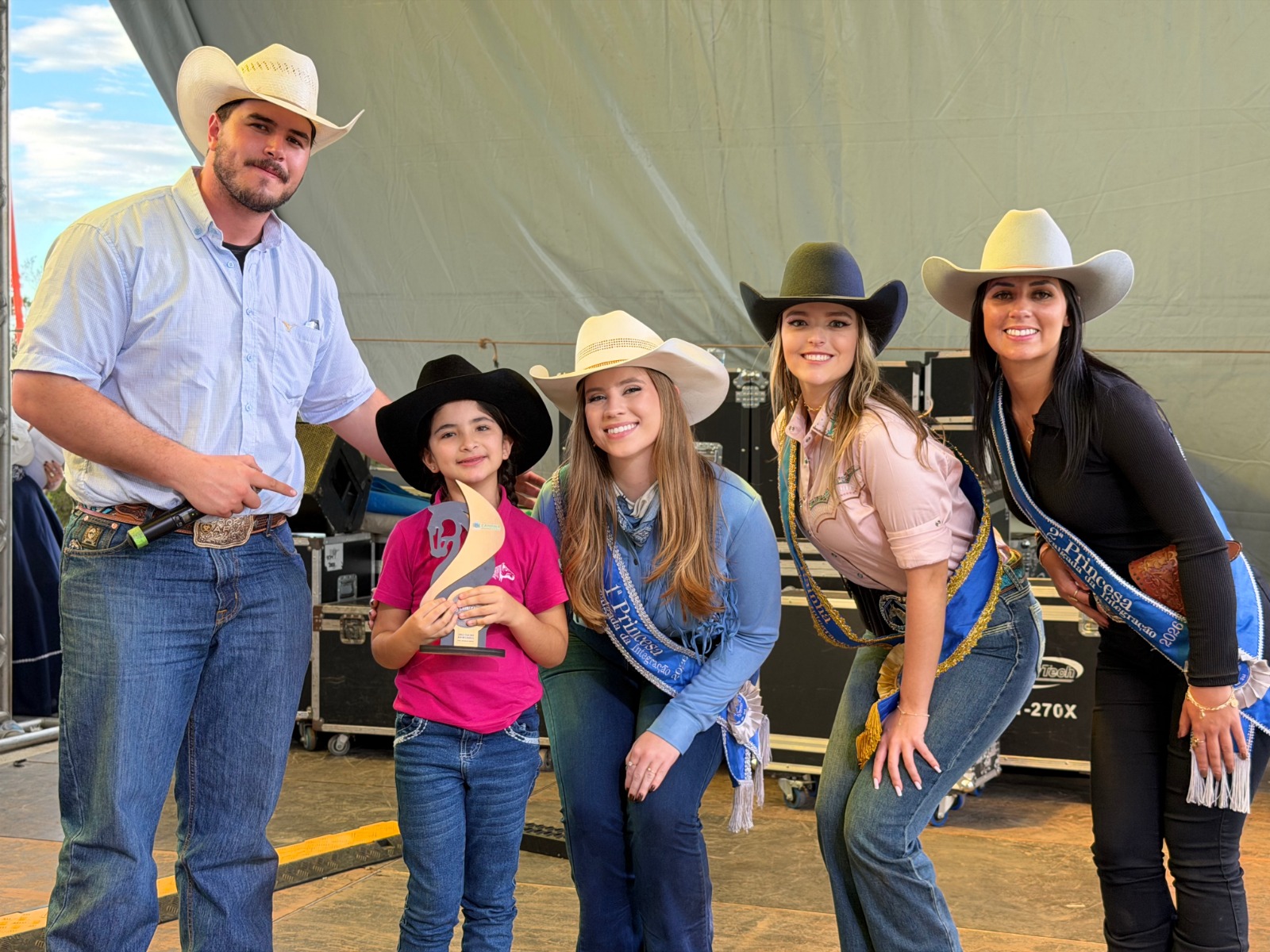 Rainha e princesas acompanharam a entrega das premiações ao lado de uma das vencedoras mirins dos concursos