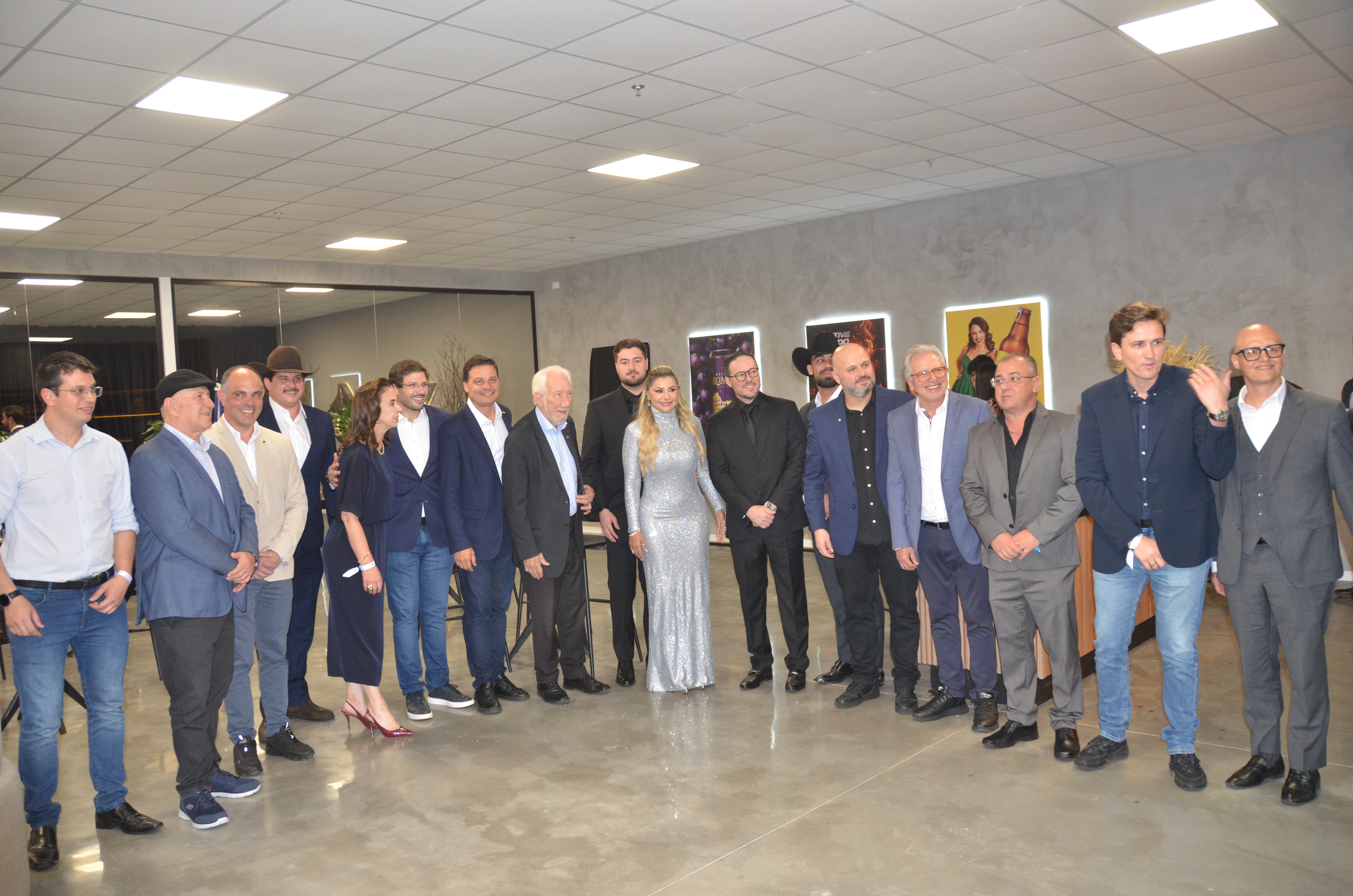 A família do CEO Márcio Mendes recebe autoridades, que conhecem parte das instalações da fábrica antes da cerimônia oficial de inauguração