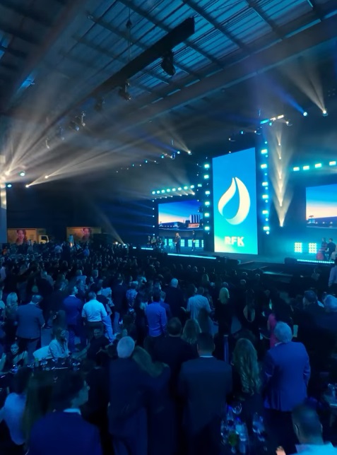 Com palco grandioso e público atento, a cerimônia de inauguração foi marcada por discursos emocionantes de familiares e autoridades