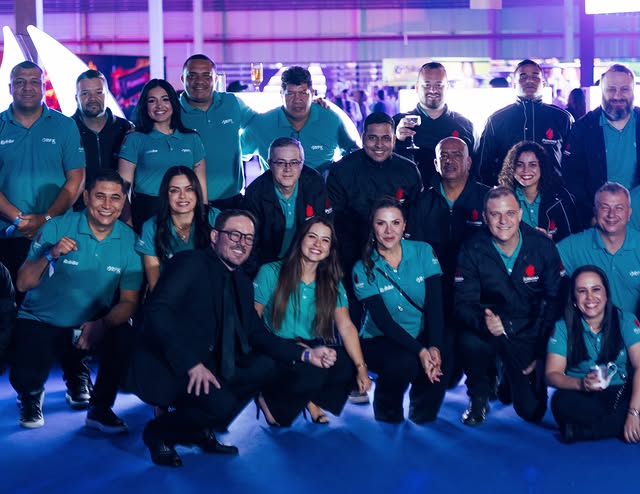 Durante a inauguração, o CEO Márcio Mendes registra o momento ao lado de colaboradores que ajudam a construir a trajetória de crescimento do Grupo RFK