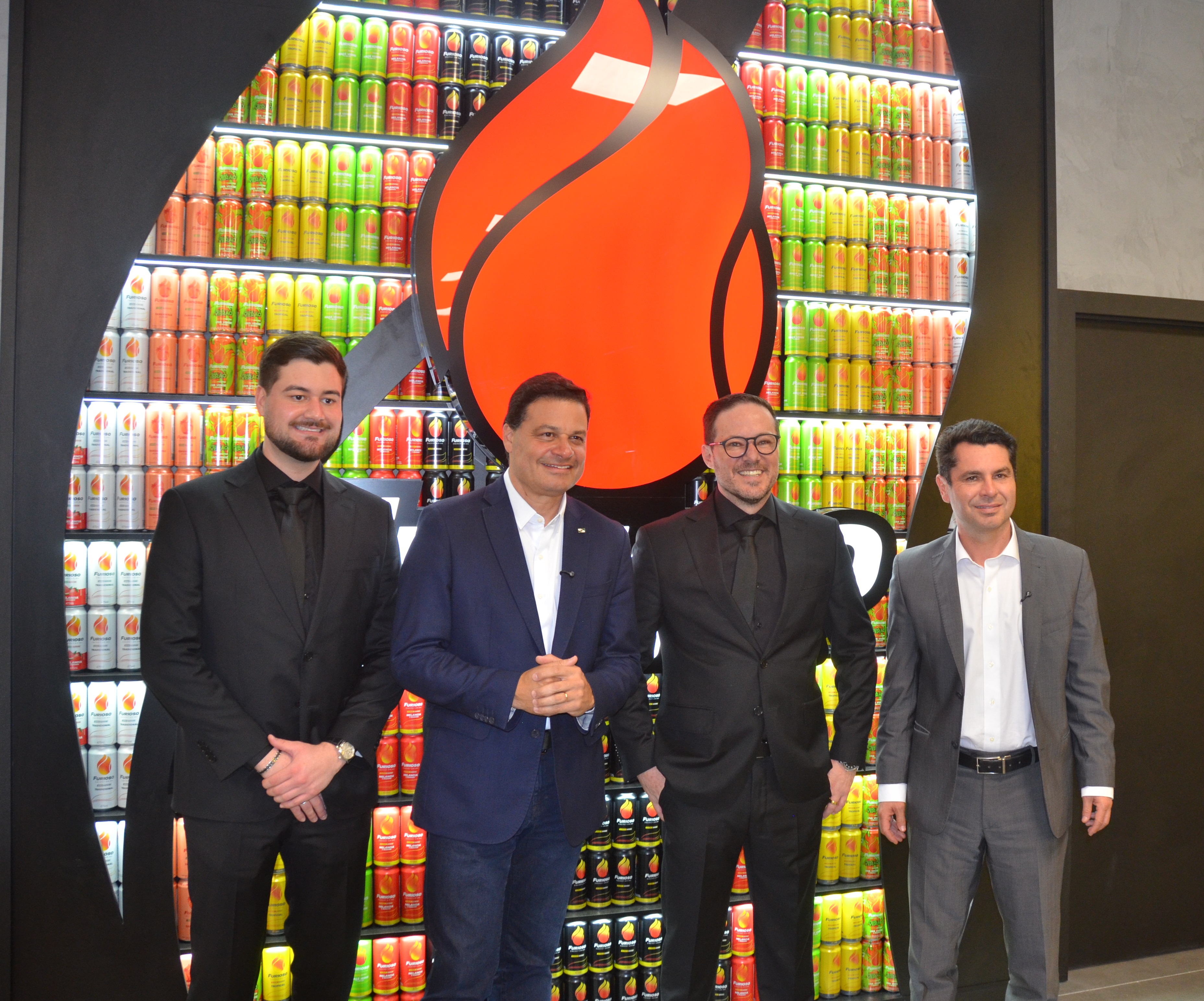 O CEO Márcio Mendes posa ao lado do filho Guilherme Mendes e dos pré-candidatos Sandro Alex e Alexandre Curi durante a inauguração da nova fábrica