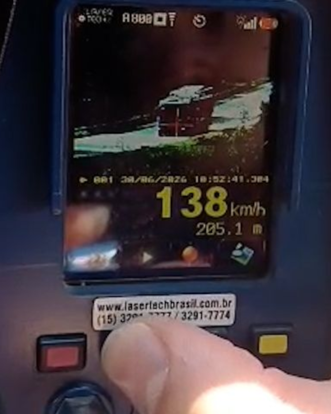 PRF flagra carreta-cegonha acima do limite de velocidade em Campina Grande do Sul