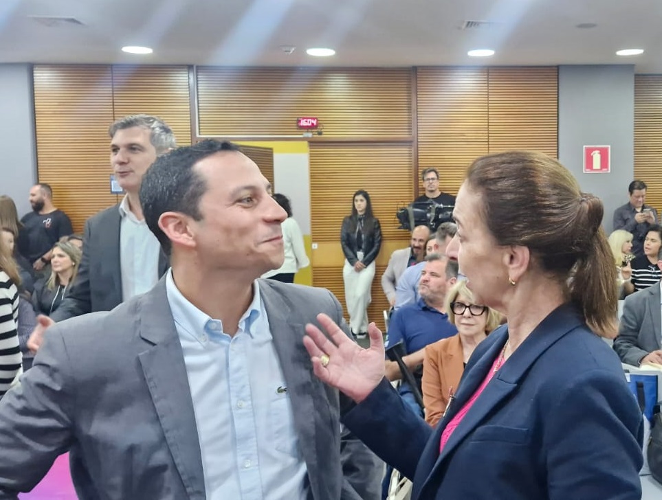 A prefeita de São José dos Pinhais, Nina Singer, conversa com Ariel Montenegro, CEO da Renault Geely do Brasil