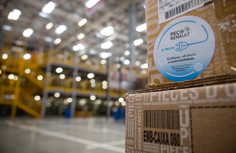 Centro de Distribuição da Renault, em Quatro Barras, passa por adaptações para acompanhar a expansão da operação e garantir o abastecimento de peças para veículos elétricos e para a rede de concessionárias no Brasil