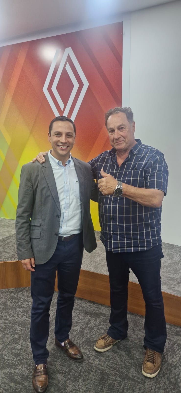 CEO da Renault Geely do Brasil, Ariel Montenegro lidera a nova fase da operação da empresa no país. Na foto, ao lado do diretor do Jornal União Metropolitana, Elizio Siqueira