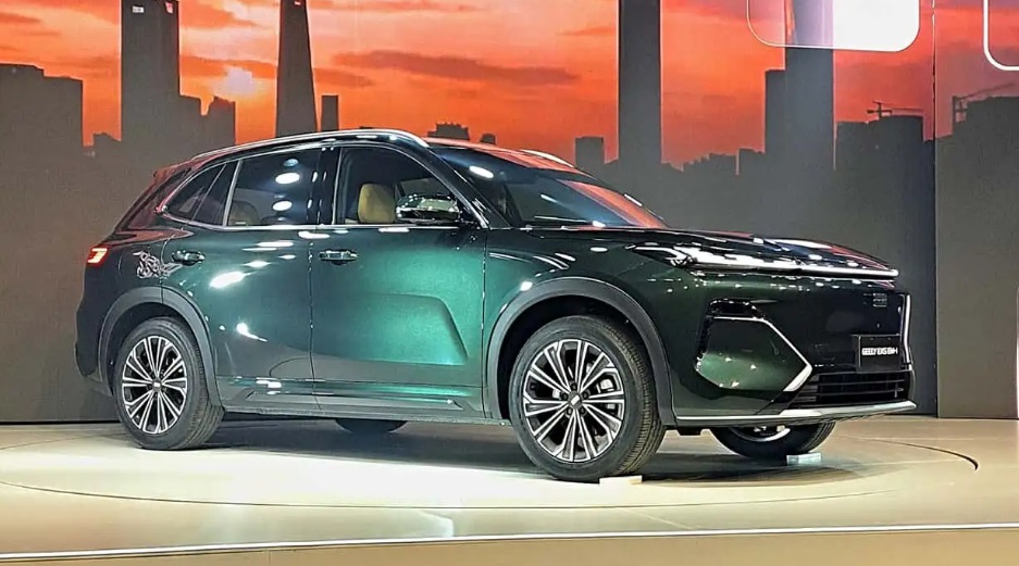O SUV híbrido Geely EX5 EM-i será o primeiro modelo da marca chinesa a ser produzido na fábrica de São José dos Pinhais, no Paraná, a partir de setembro