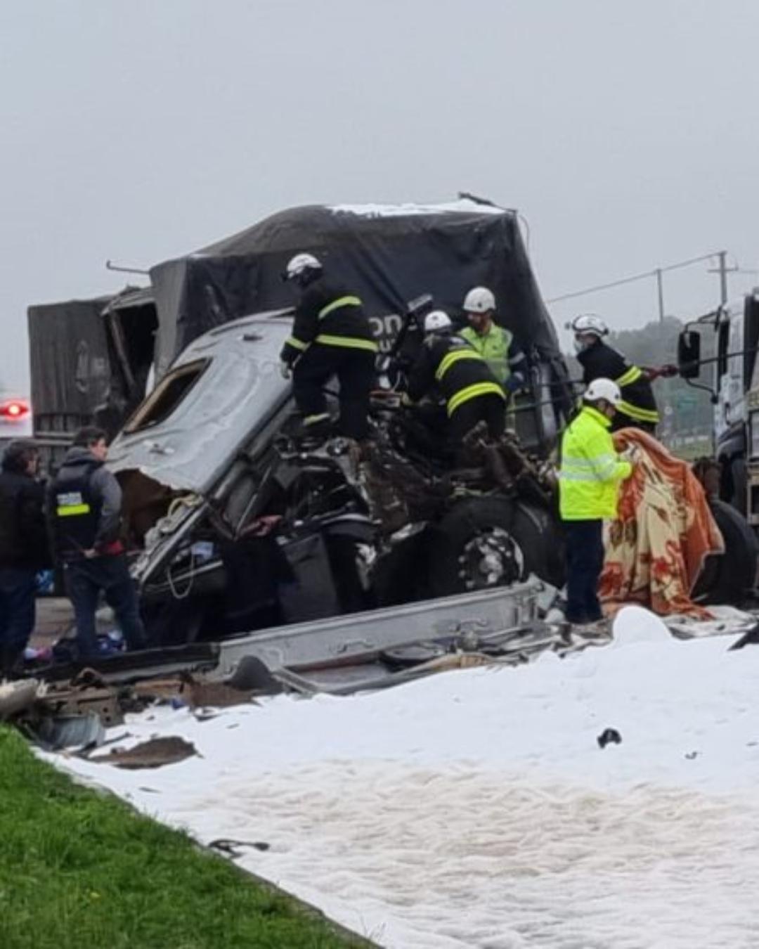 Acidente entre dois caminhões e carro deixa dois mortos na Rodovia do Café, em Campo Largo